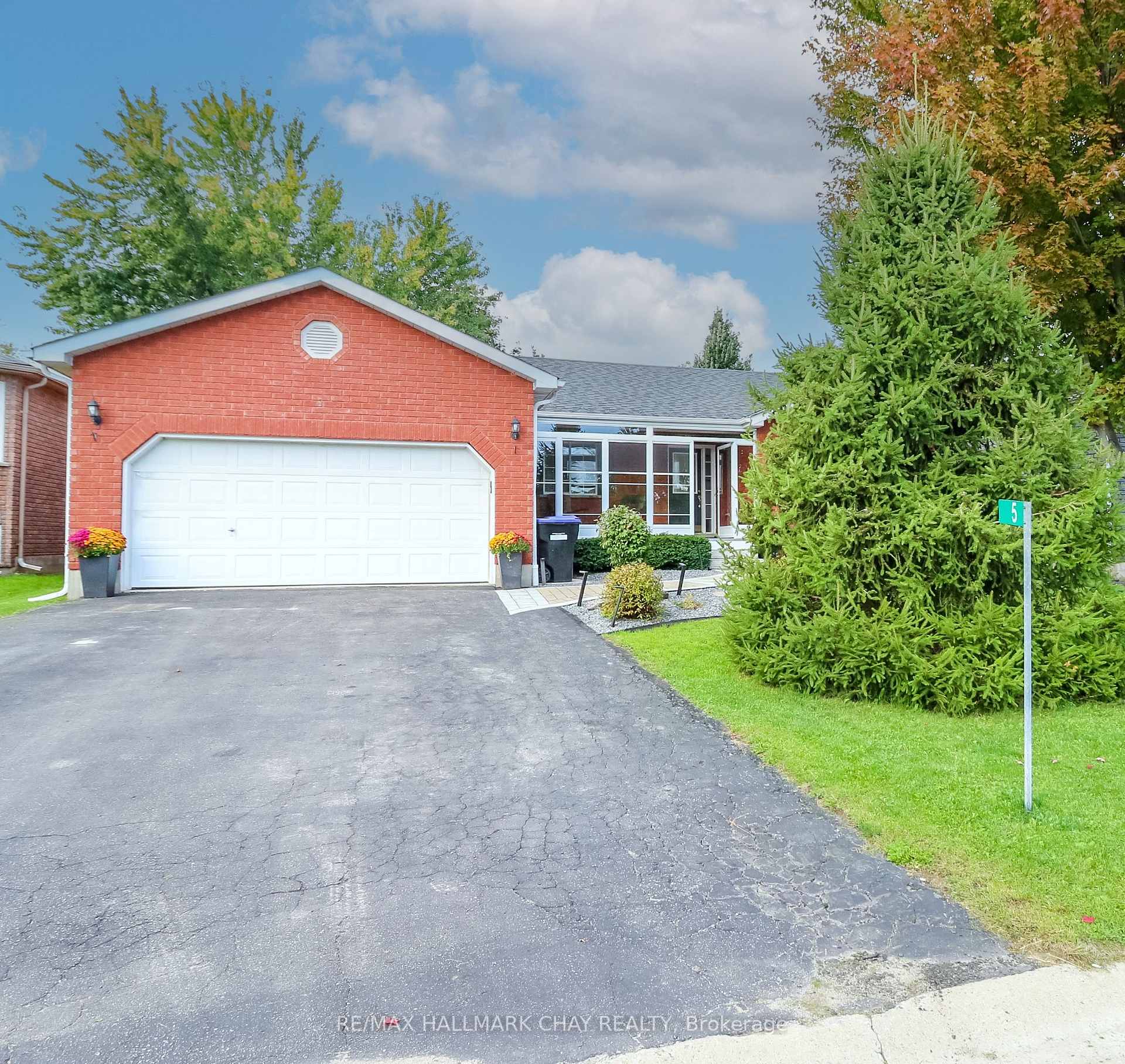Photo 2 of 5 Burton Crescent, Springwater, Elmvale — HOMEH