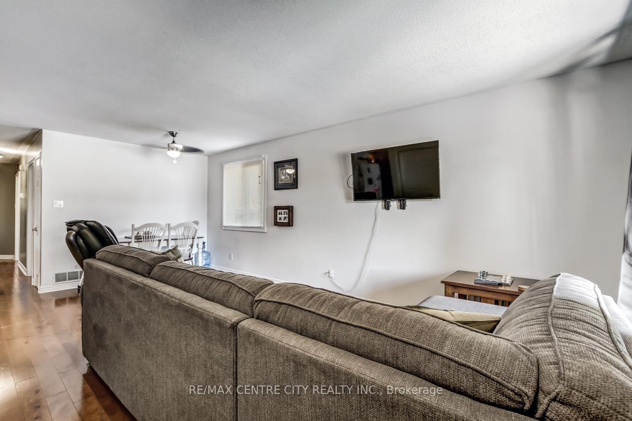 Photo 4 of 557 Wellington Street, St. Thomas — HOMEH