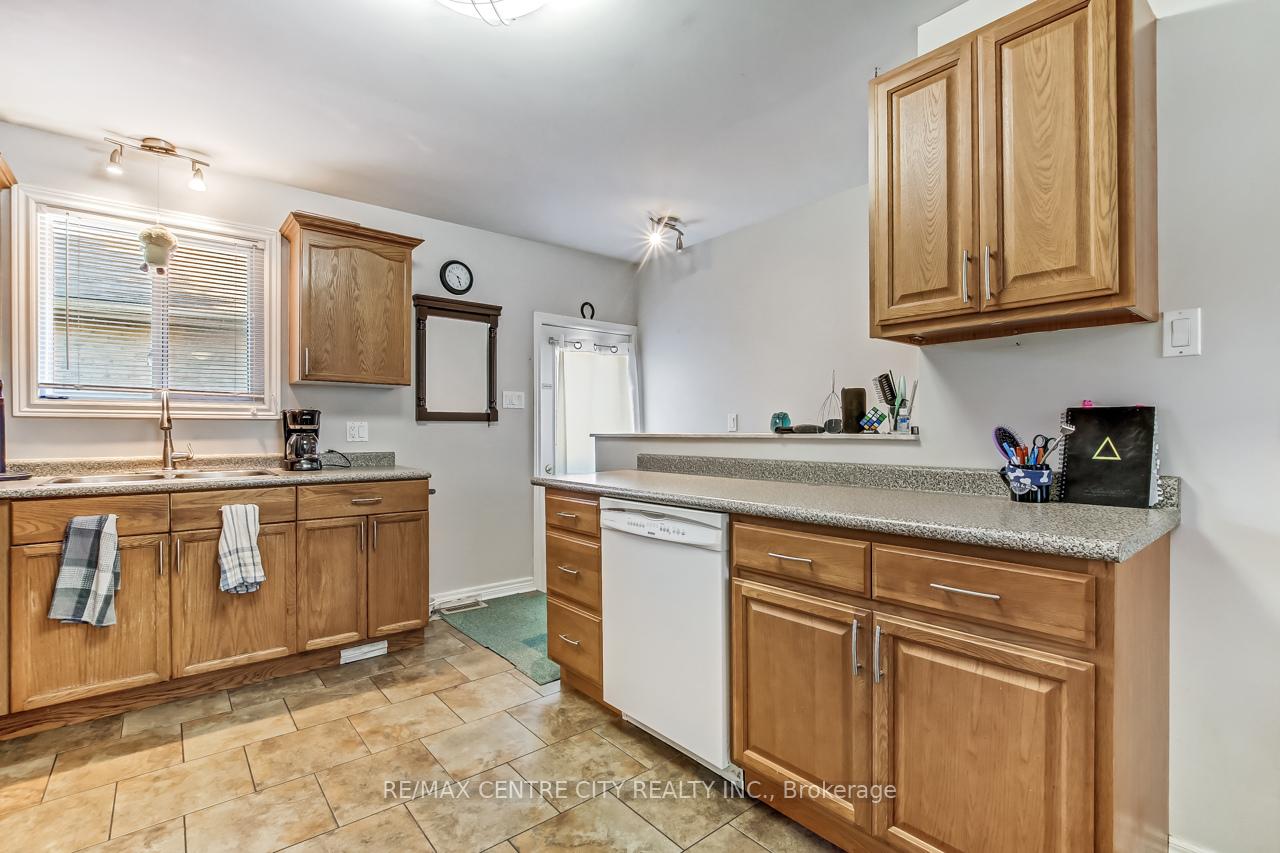 Photo 8 of 557 Wellington Street, St. Thomas — HOMEH