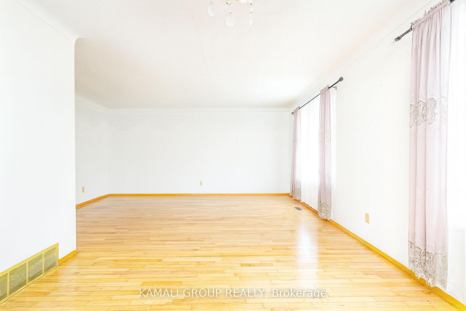 Photo 4 of 638 Carlton Street, St. Catharines, Carlton/Bunting — HOMEH