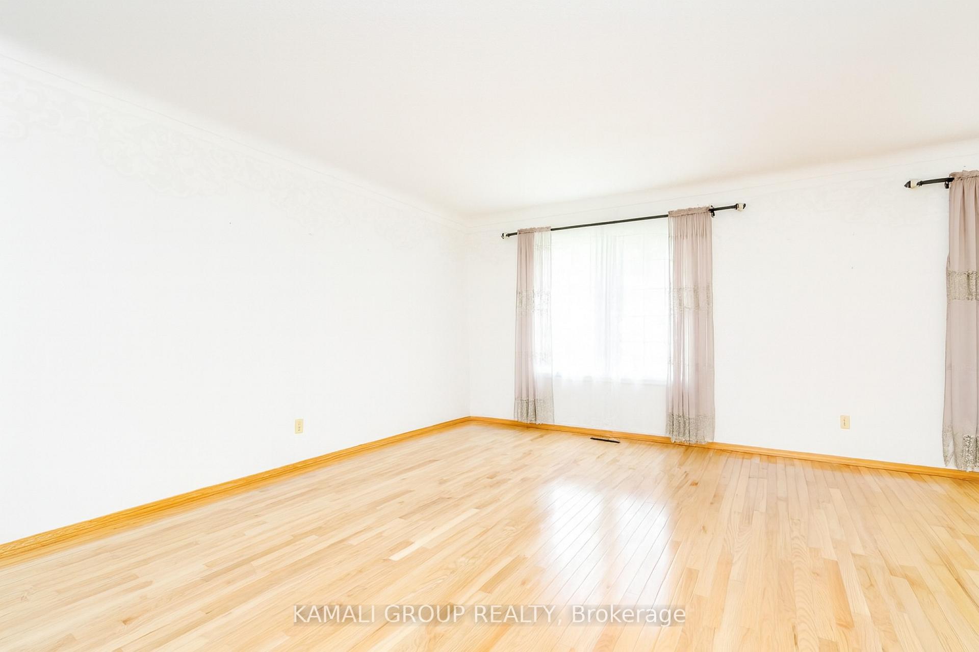 Photo 5 of 638 Carlton Street, St. Catharines, Carlton/Bunting — HOMEH