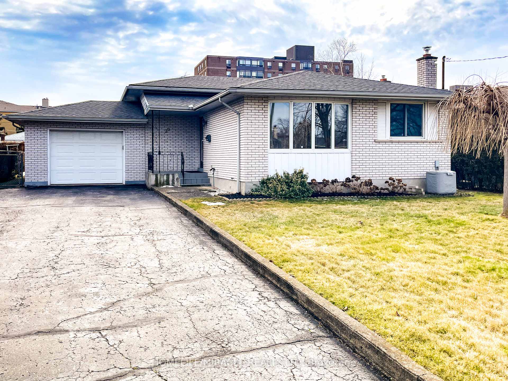 Photo 1 of 20 Drury Crescent, St. Catharines, Carlton/Bunting — HOMEH