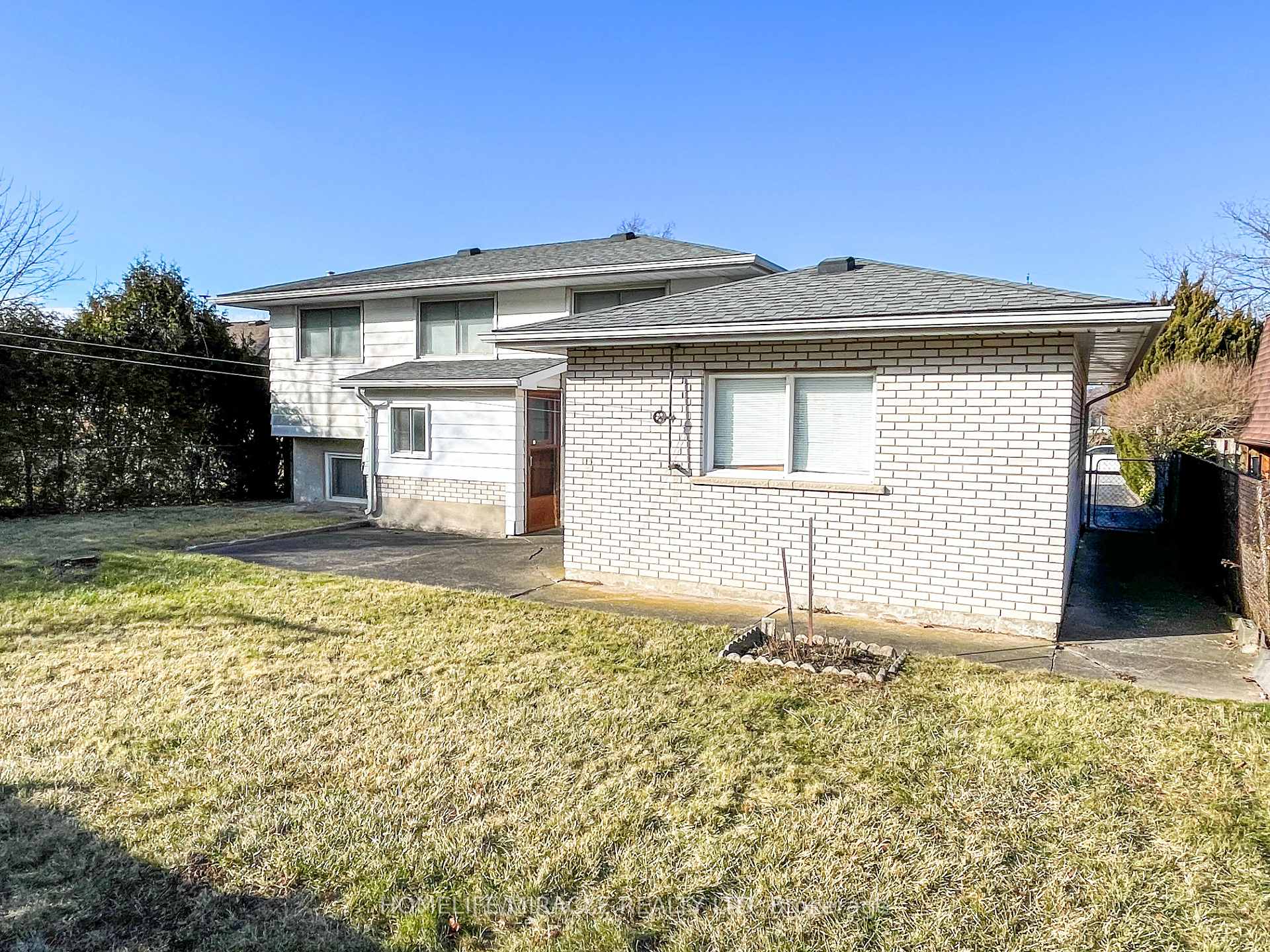 Photo 2 of 20 Drury Crescent, St. Catharines, Carlton/Bunting — HOMEH