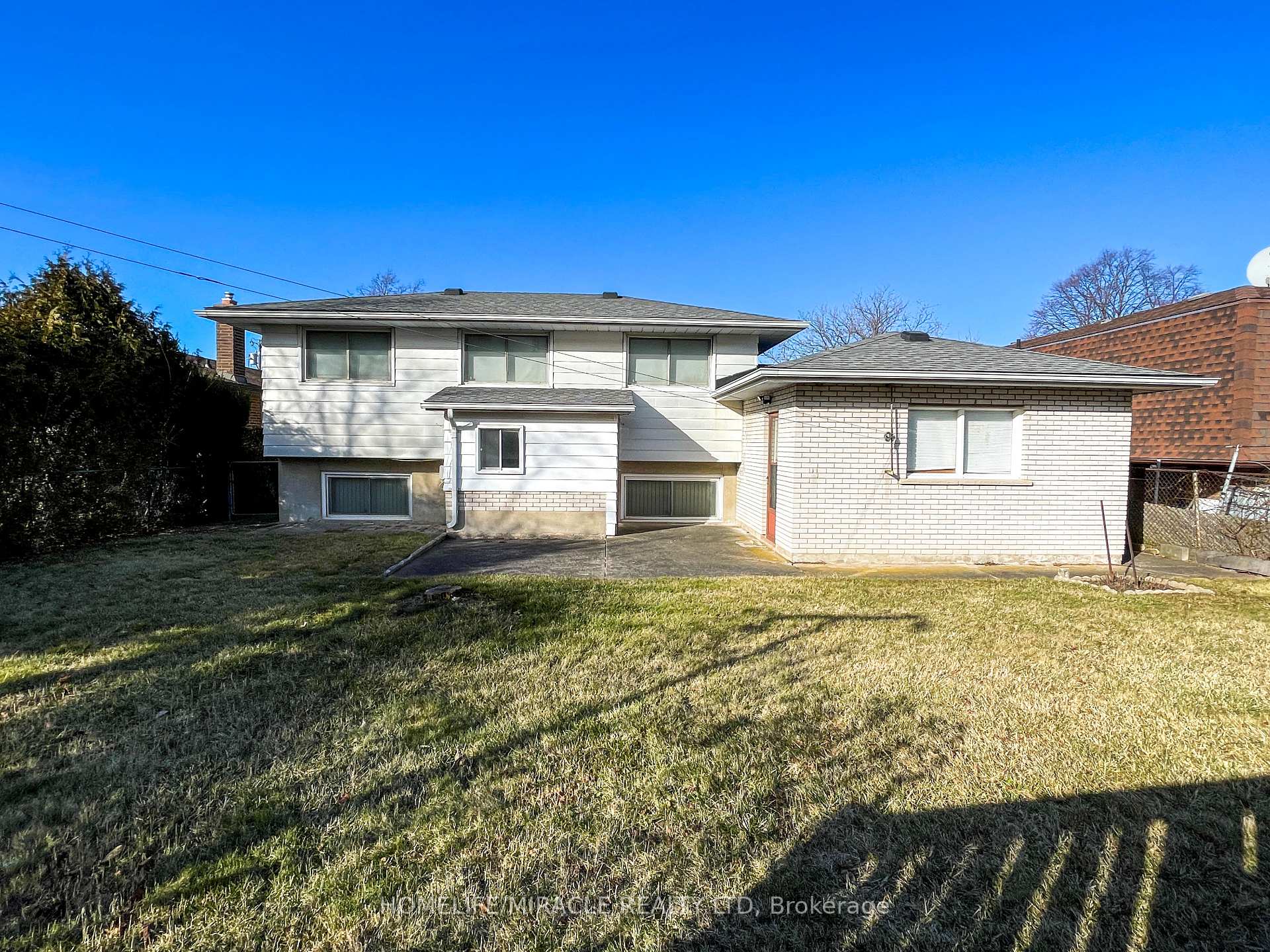 Photo 3 of 20 Drury Crescent, St. Catharines, Carlton/Bunting — HOMEH