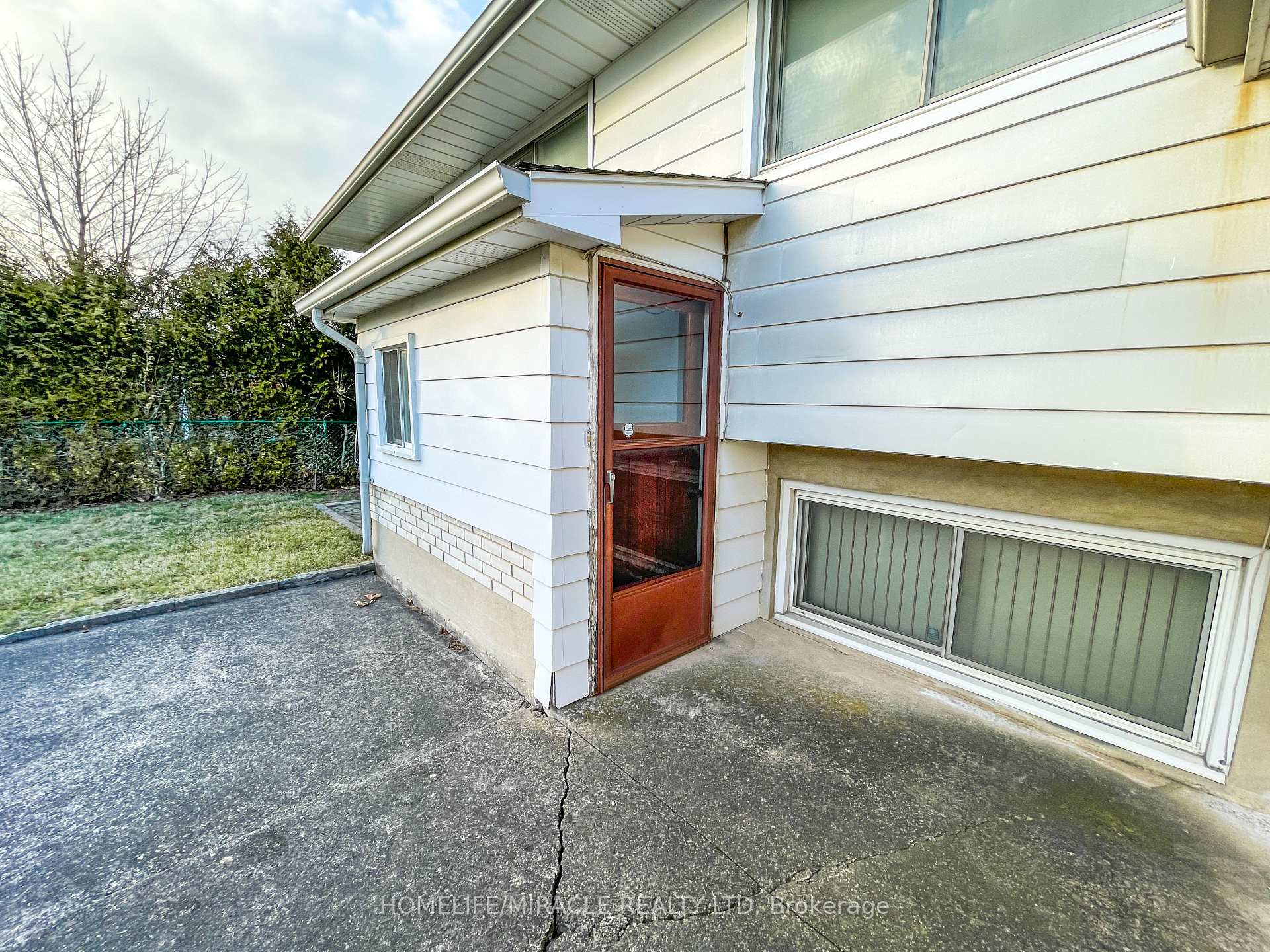 Photo 10 of 20 Drury Crescent, St. Catharines, Carlton/Bunting — HOMEH