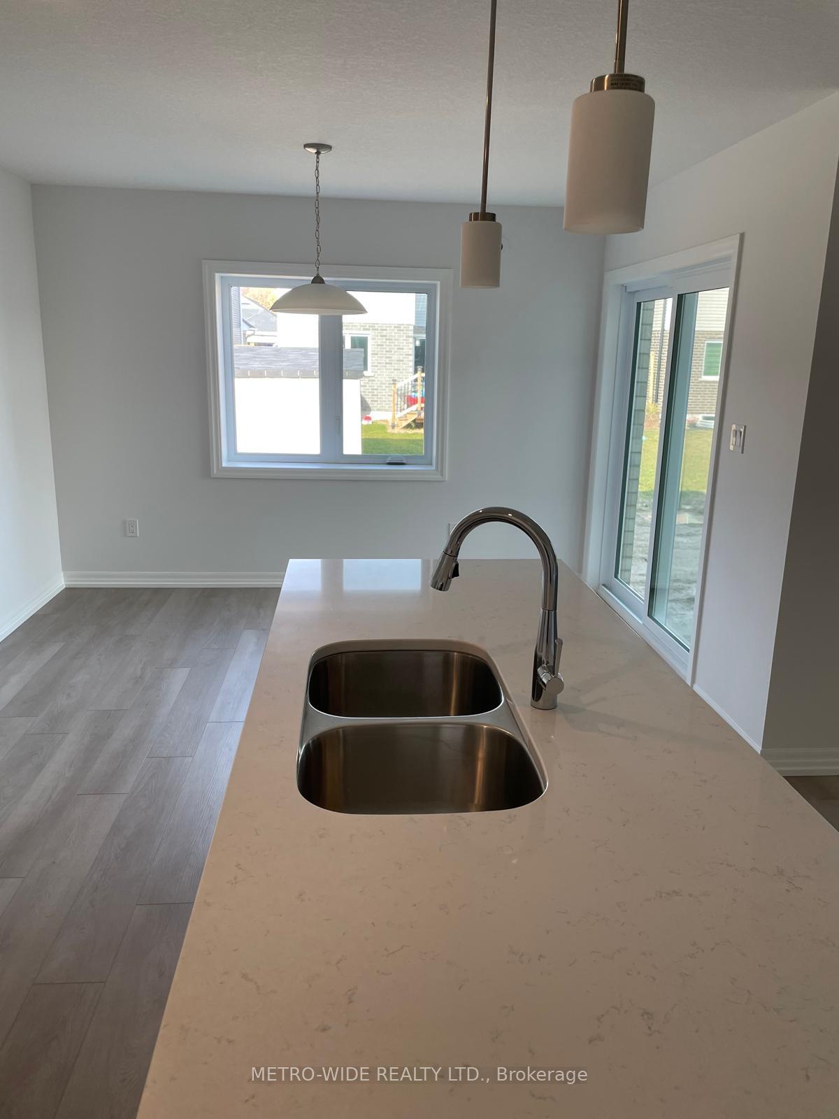 Photo 4 of 11 Silverleaf Path E, St. Thomas — HOMEH