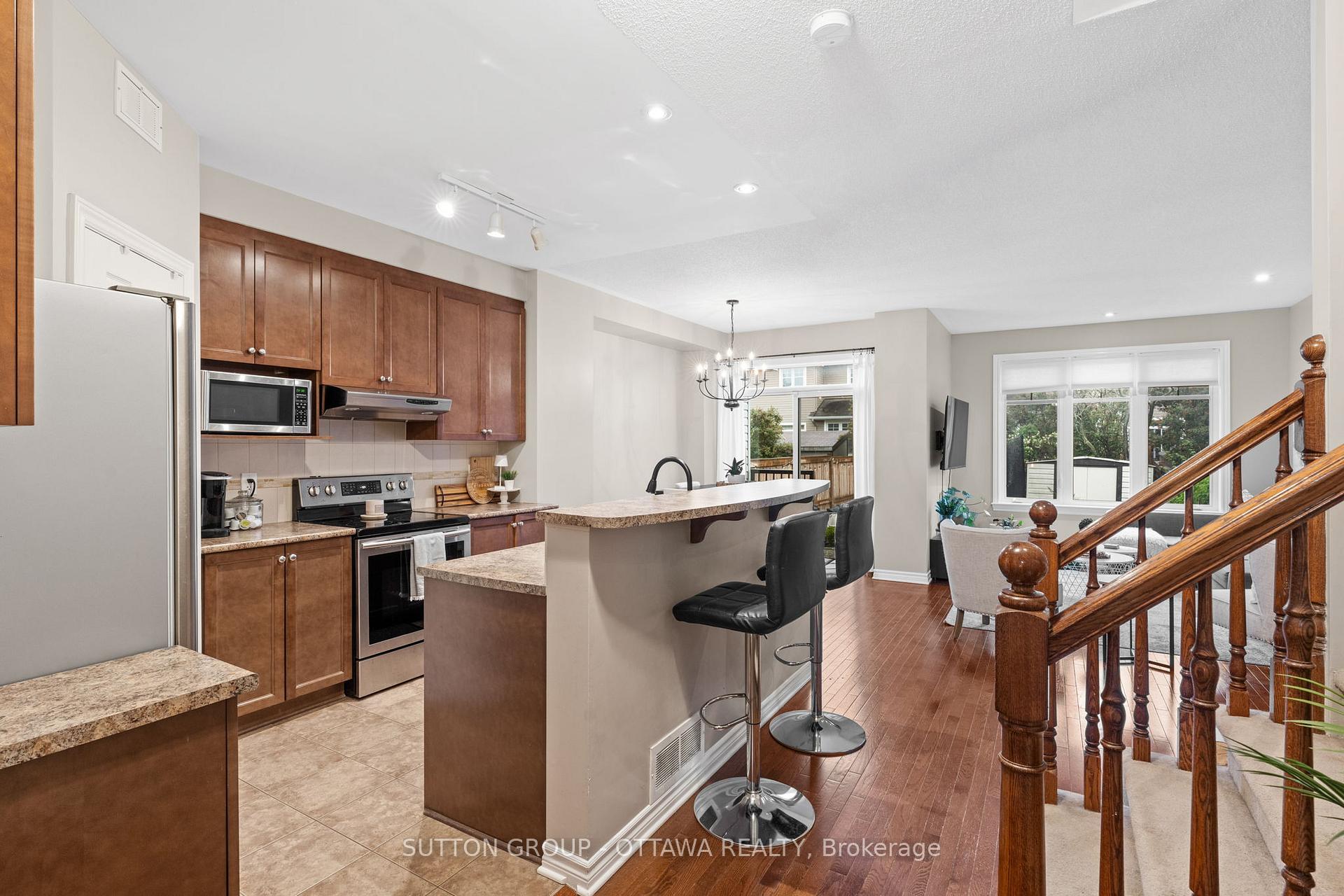 Photo 8 of 324 Horseshoe Crescent, Ottawa, Stittsville (North) — HOMEH