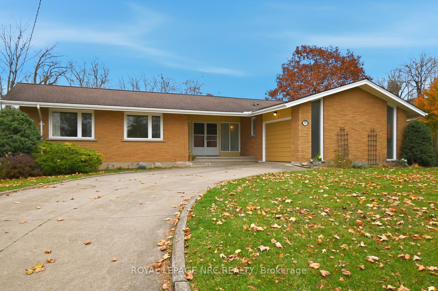 Photo 3 of 202 Woodside Drive, St. Catharines, Glendale/Glenridge — HOMEH