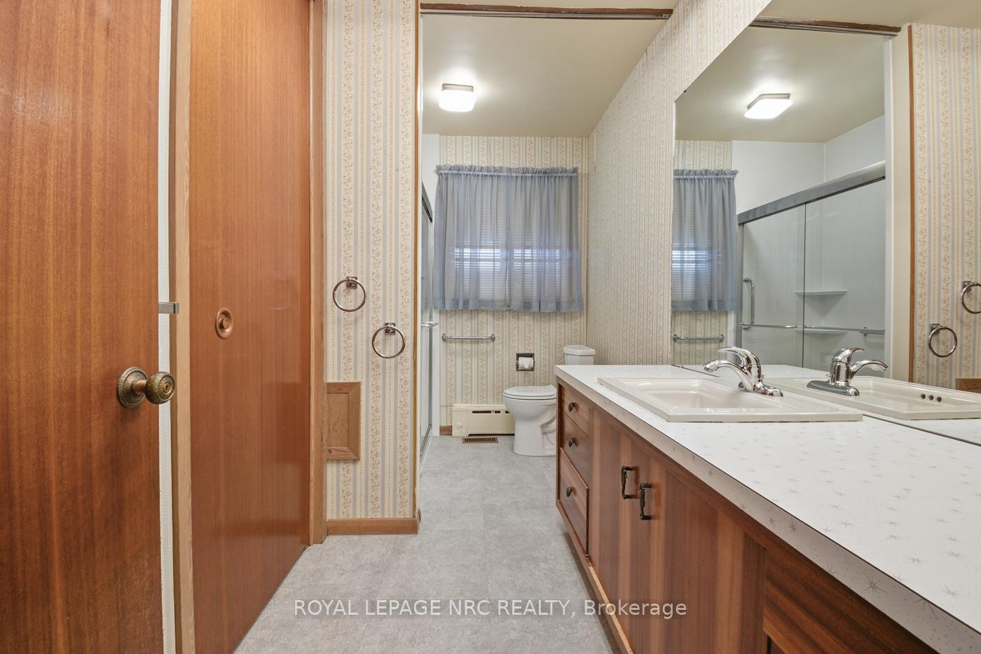Photo 4 of 202 Woodside Drive, St. Catharines, Glendale/Glenridge — HOMEH
