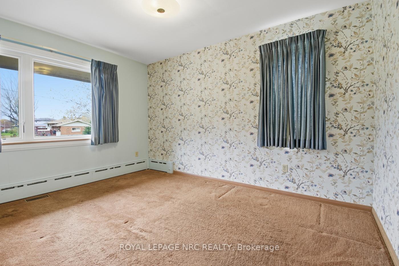 Photo 5 of 202 Woodside Drive, St. Catharines, Glendale/Glenridge — HOMEH