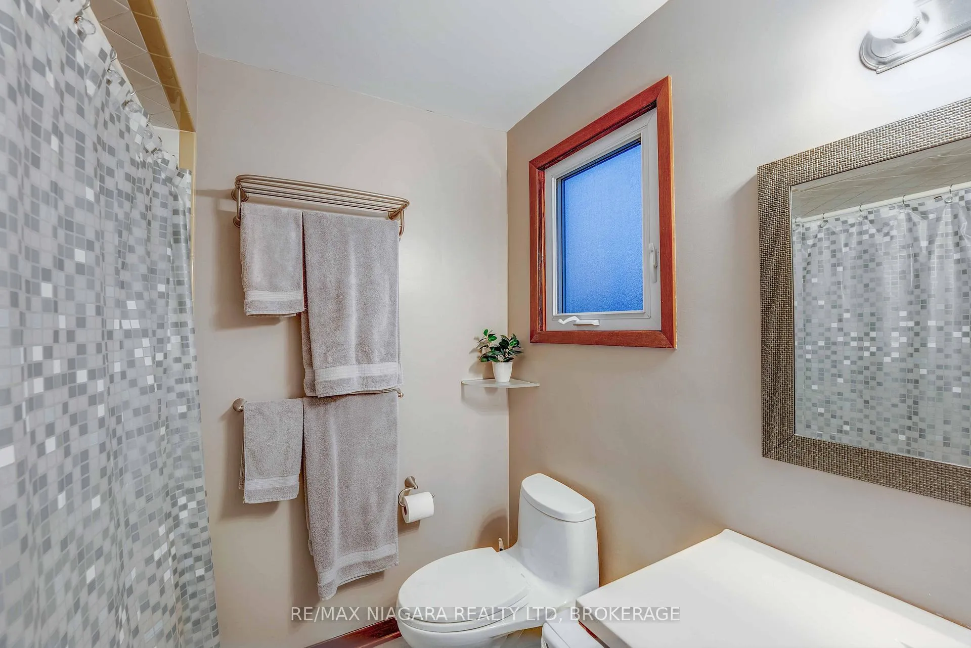 Photo 16 of 5 Rene Lane, St. Catharines, Secord Woods — HOMEH