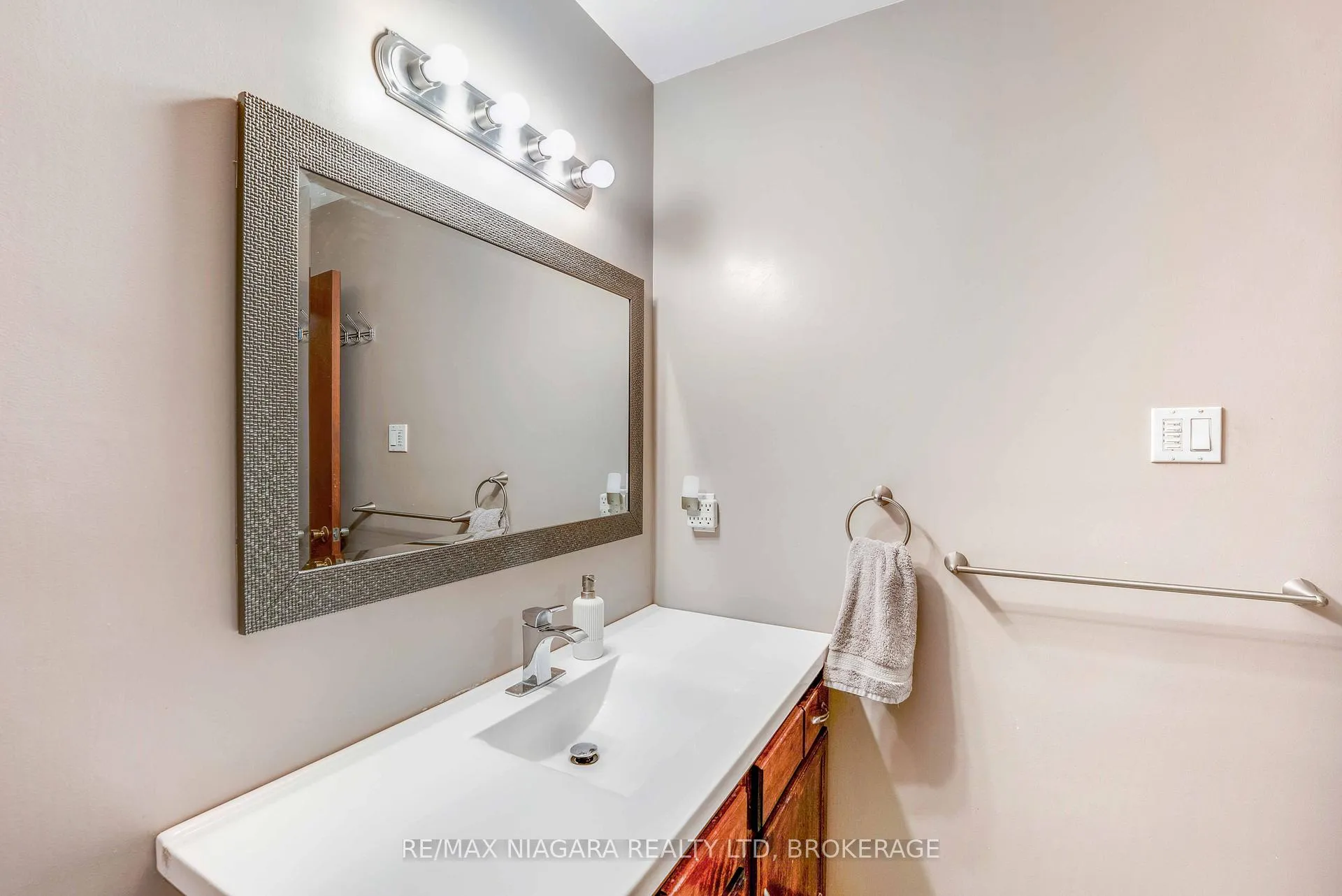 Photo 17 of 5 Rene Lane, St. Catharines, Secord Woods — HOMEH