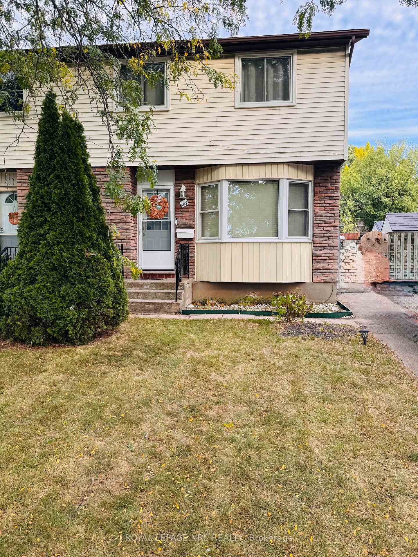 Photo 3 of 38 Lafayette Drive, St. Catharines, Lakeport — HOMEH