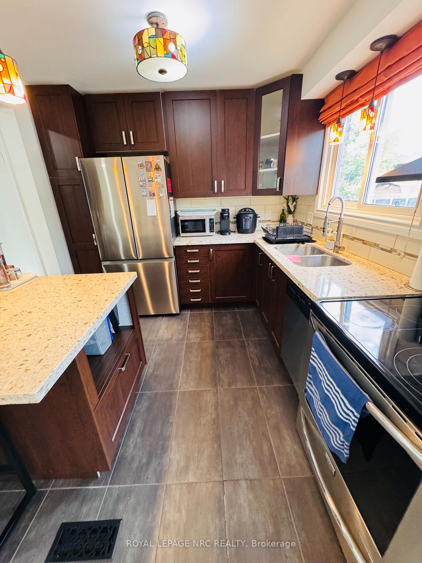 Photo 5 of 38 Lafayette Drive, St. Catharines, Lakeport — HOMEH