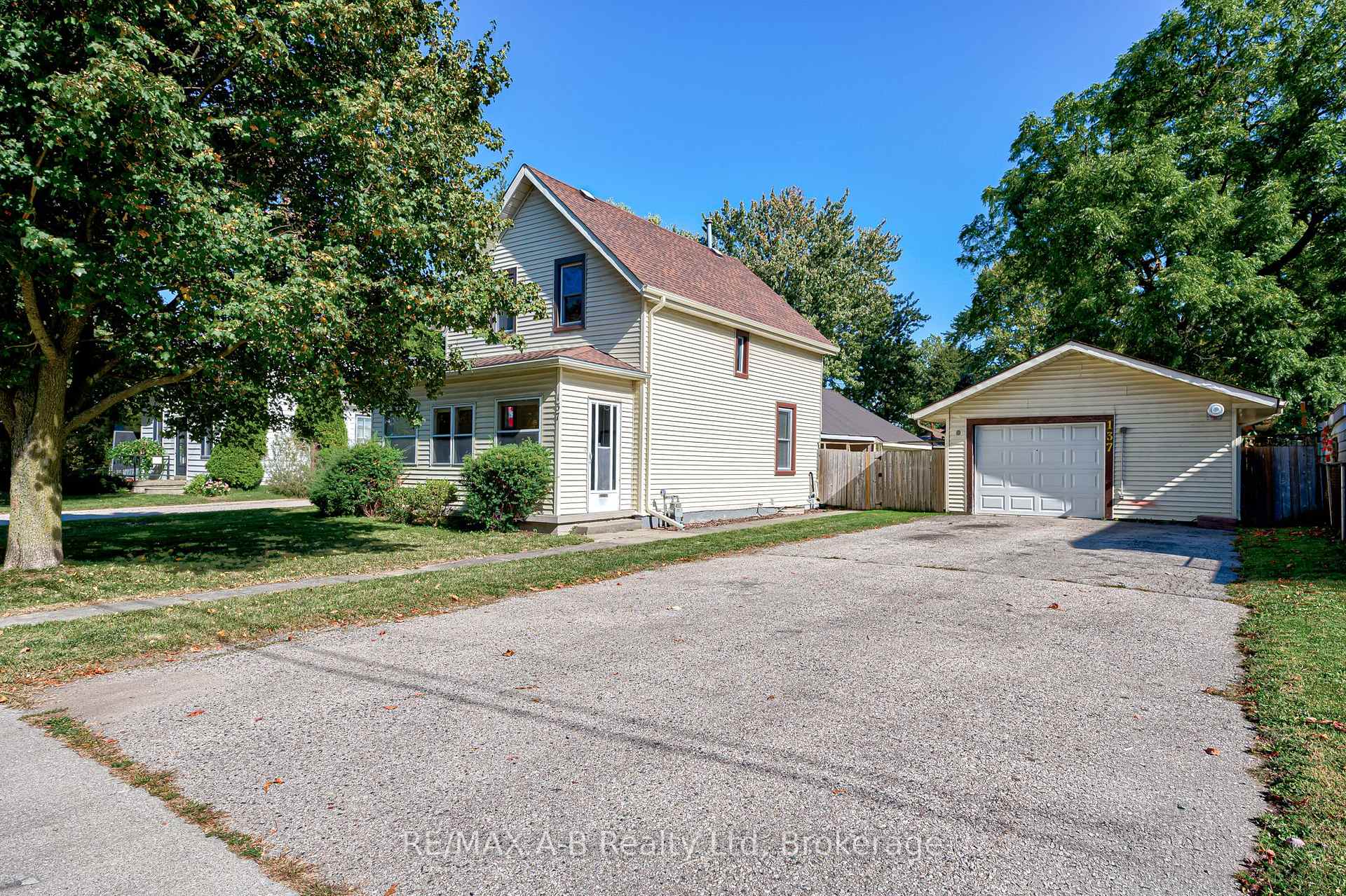 Photo 2 of 137 Dufferin Street, Stratford — HOMEH