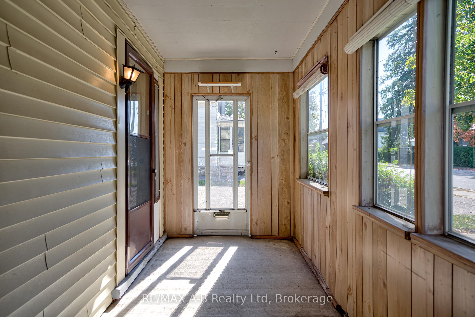 Photo 3 of 137 Dufferin Street, Stratford — HOMEH