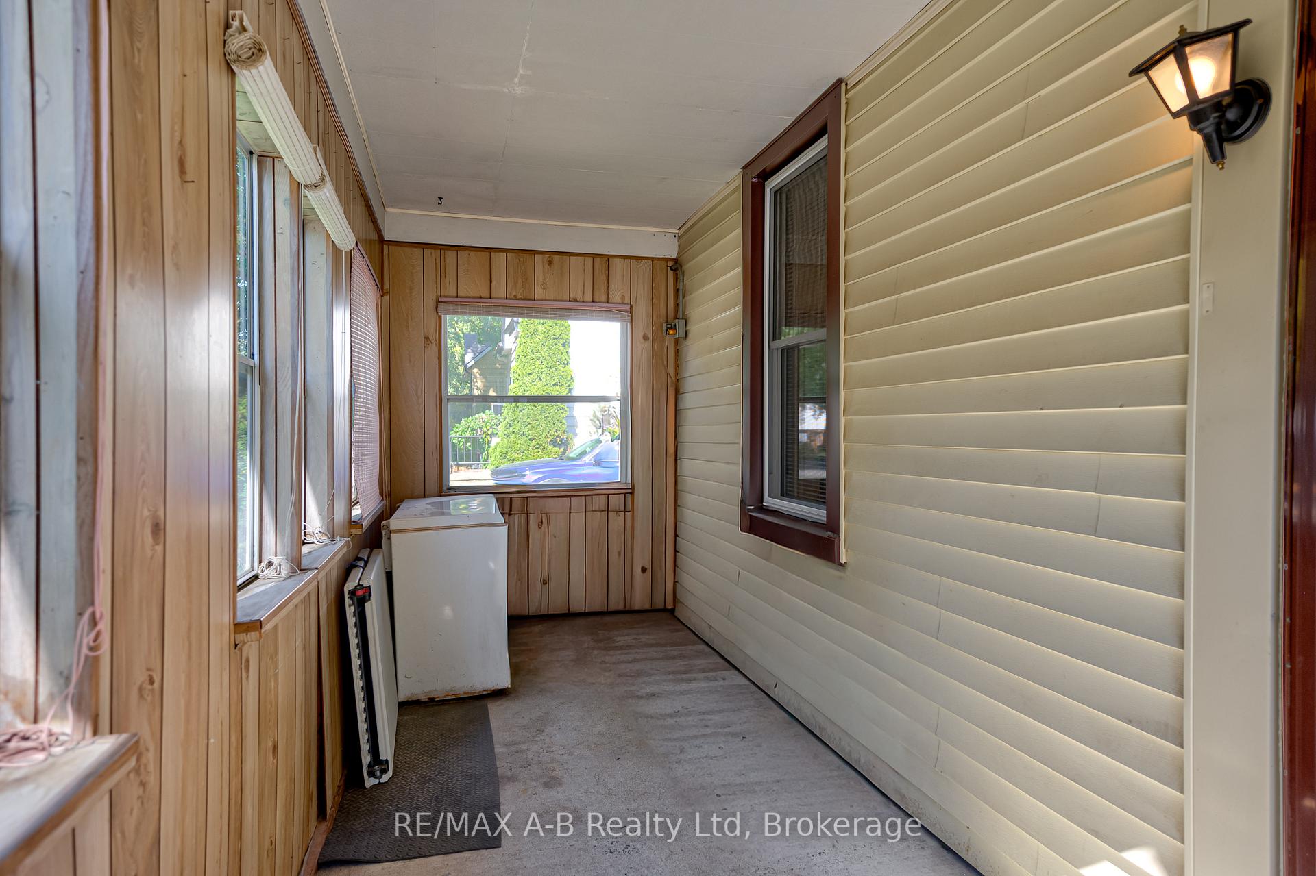 Photo 4 of 137 Dufferin Street, Stratford — HOMEH