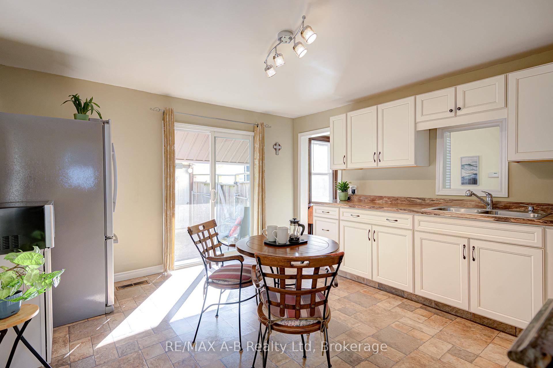 Photo 17 of 137 Dufferin Street, Stratford — HOMEH