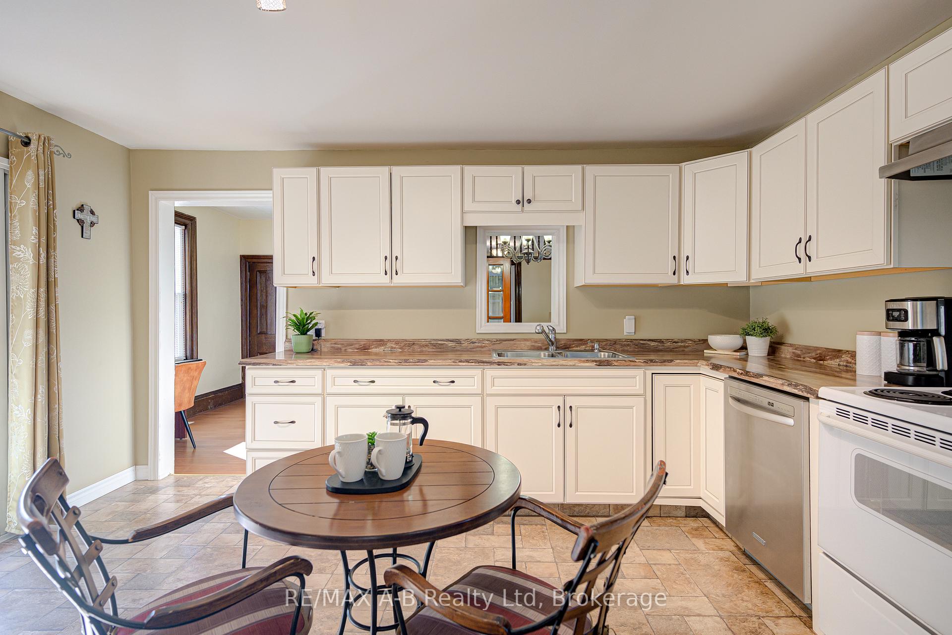 Photo 18 of 137 Dufferin Street, Stratford — HOMEH