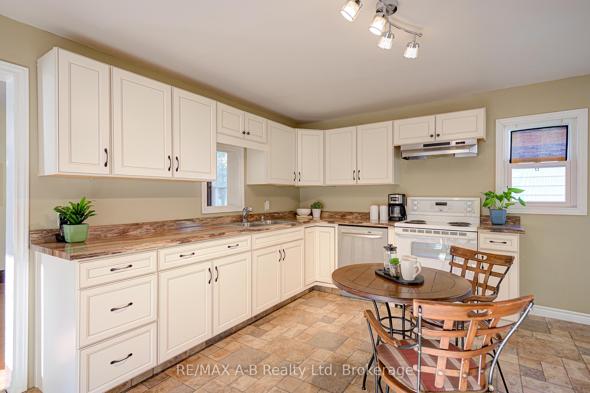 Photo 19 of 137 Dufferin Street, Stratford — HOMEH