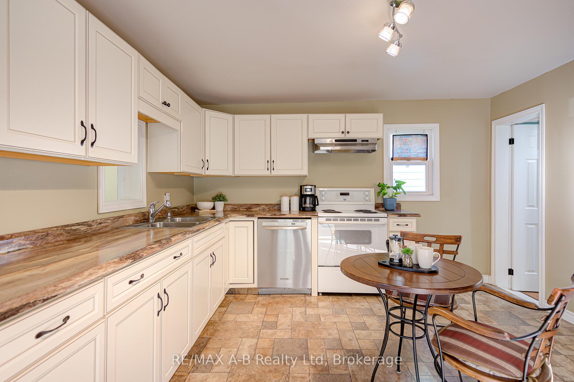Photo 20 of 137 Dufferin Street, Stratford — HOMEH