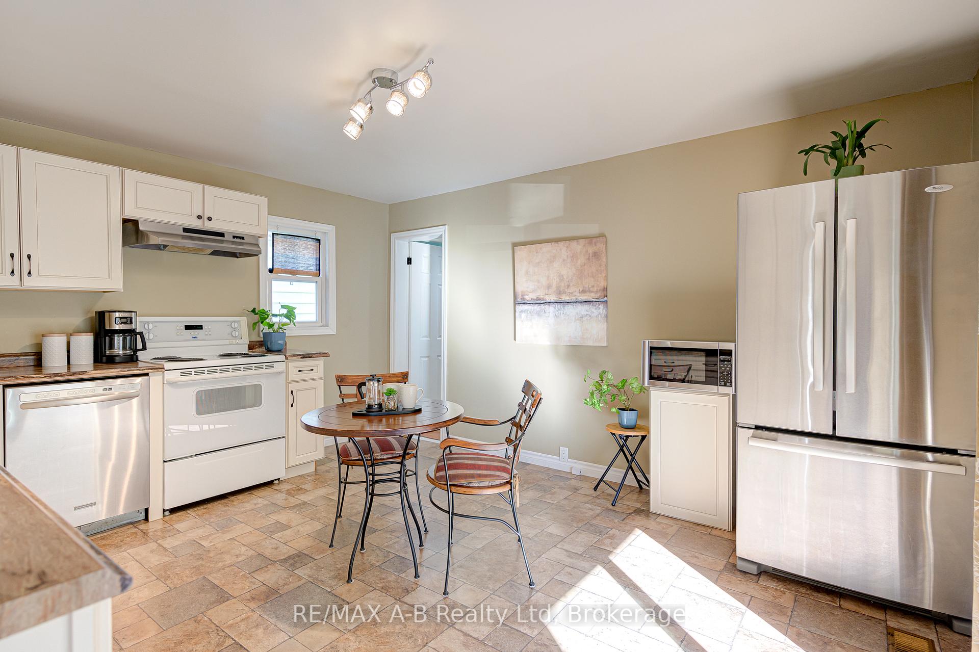 Photo 21 of 137 Dufferin Street, Stratford — HOMEH