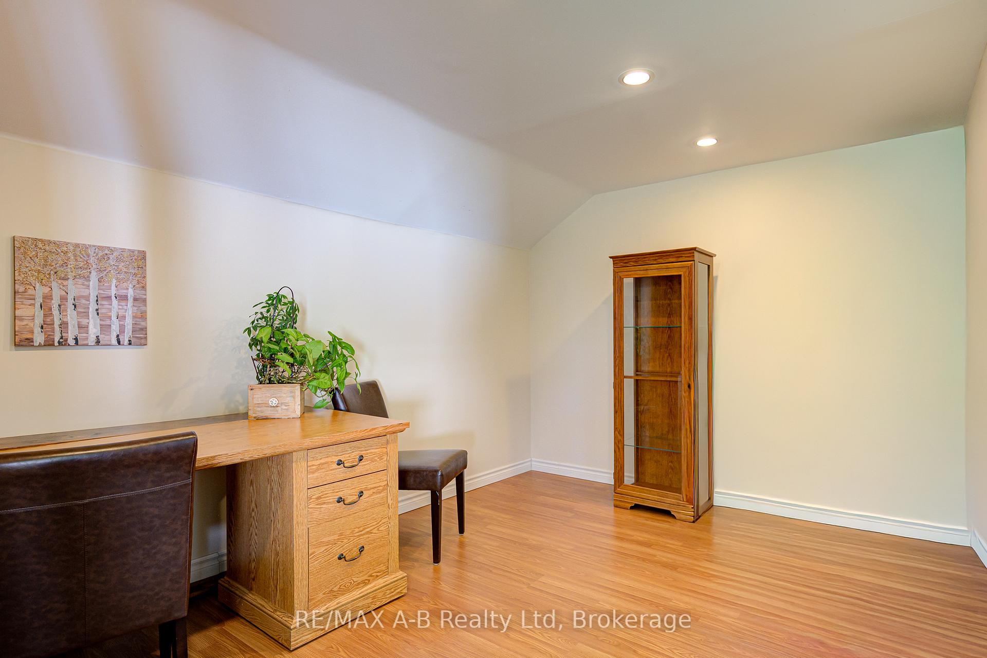 Photo 25 of 137 Dufferin Street, Stratford — HOMEH