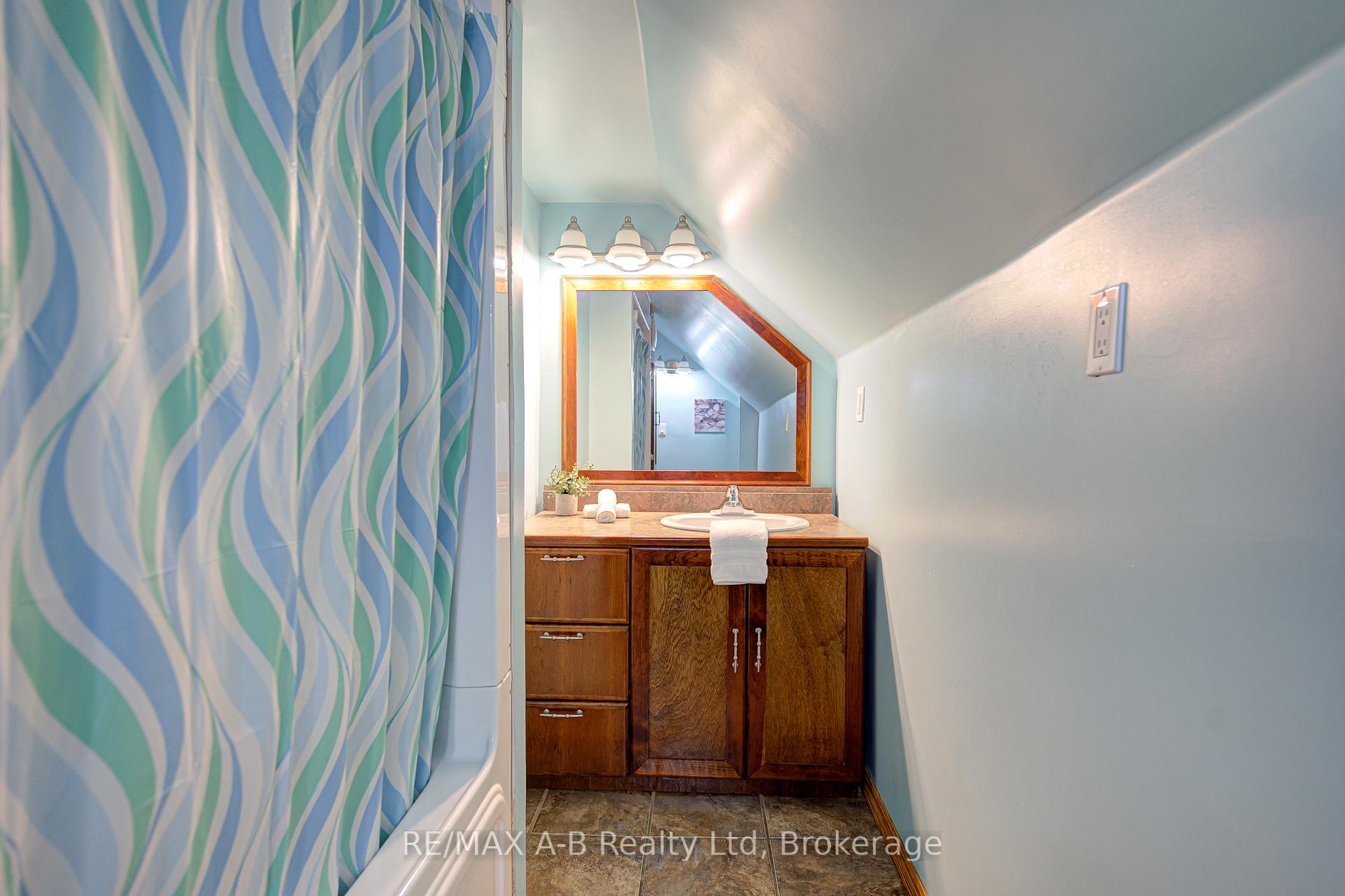Photo 31 of 137 Dufferin Street, Stratford — HOMEH
