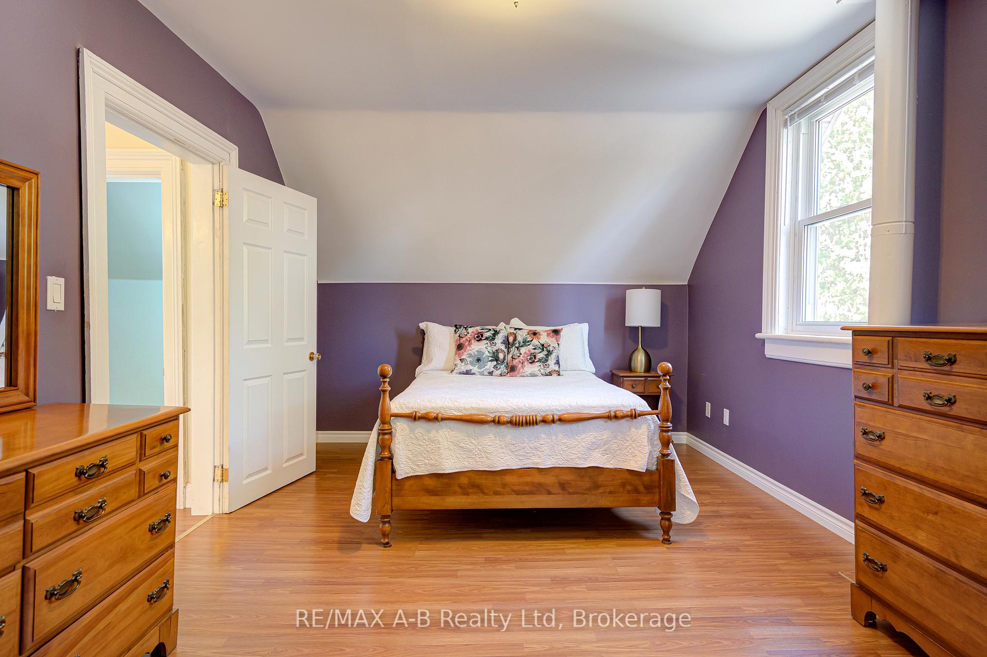 Photo 33 of 137 Dufferin Street, Stratford — HOMEH