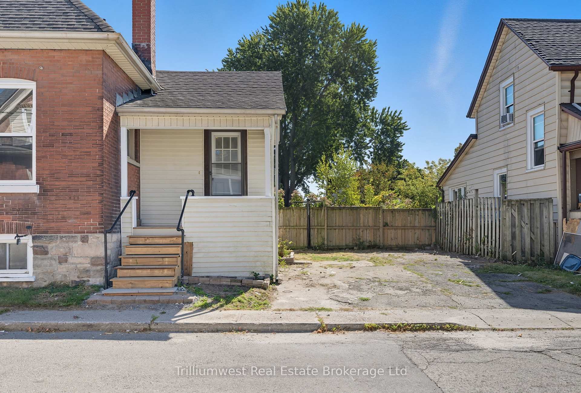 Photo 2 of 60 1/2 St Catharine Street, St. Thomas — HOMEH