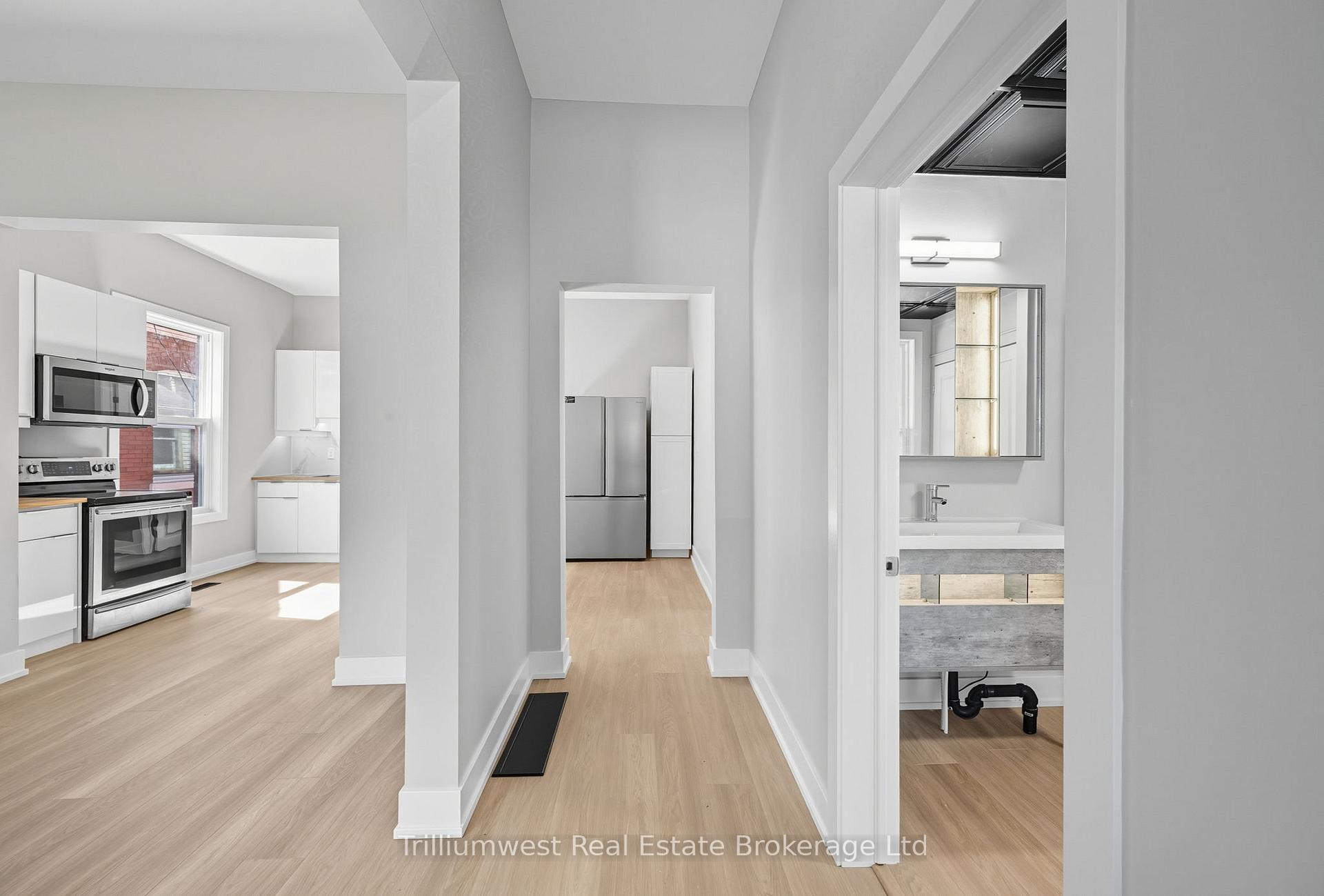 Photo 4 of 60 1/2 St Catharine Street, St. Thomas — HOMEH