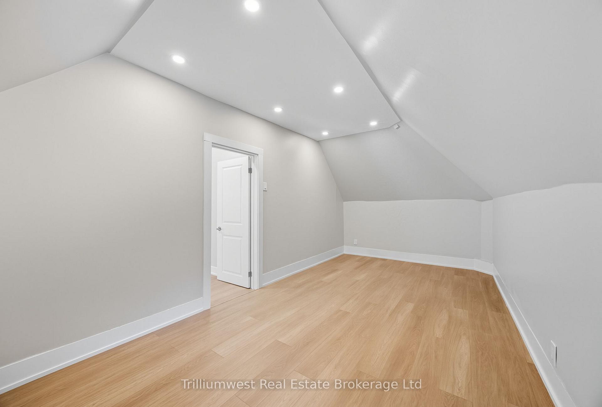 Photo 31 of 60 1/2 St Catharine Street, St. Thomas — HOMEH