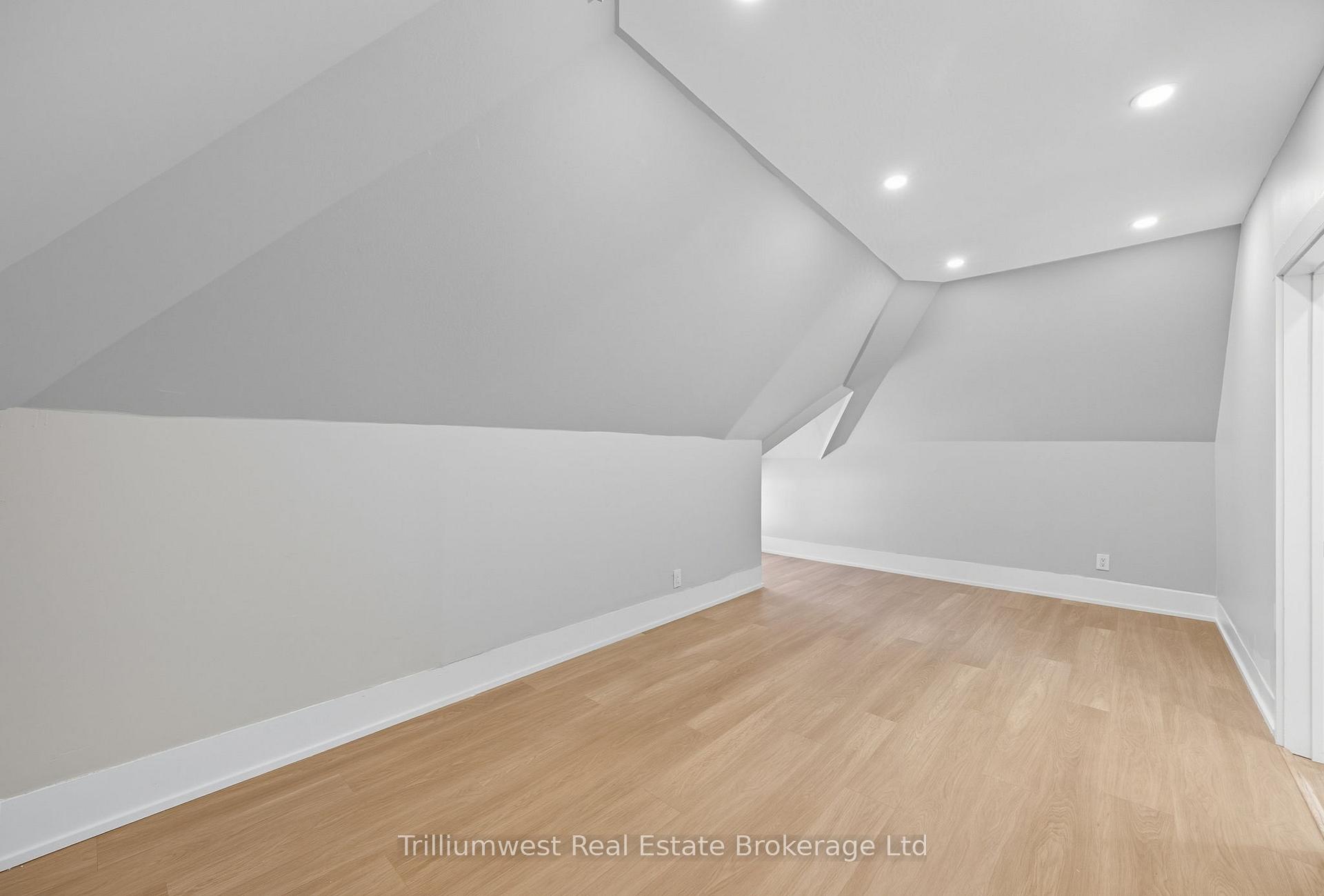Photo 32 of 60 1/2 St Catharine Street, St. Thomas — HOMEH