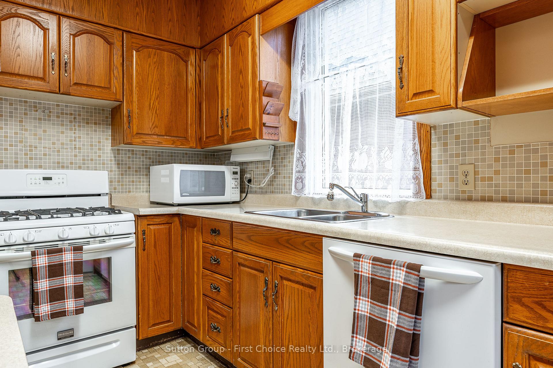 Photo 23 of 140 Avon Street, Stratford — HOMEH