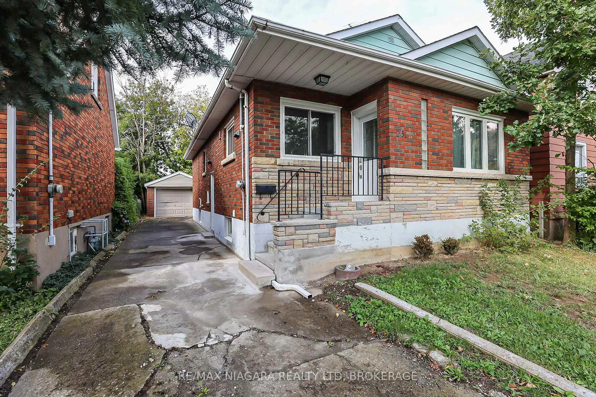 Photo 2 of 261 Vine Street, St. Catharines, Fairview — HOMEH
