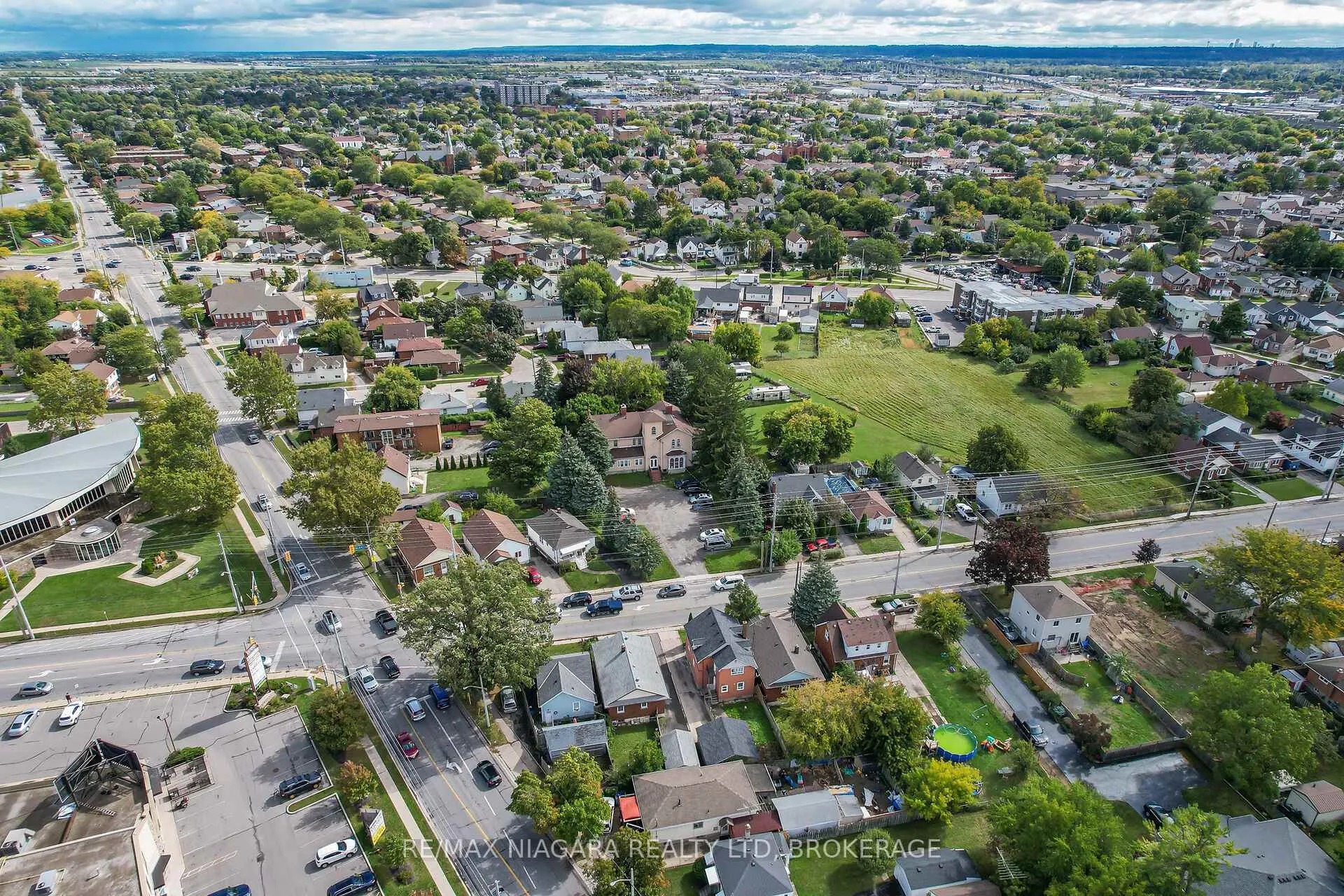 Photo 5 of 261 Vine Street, St. Catharines, Fairview — HOMEH
