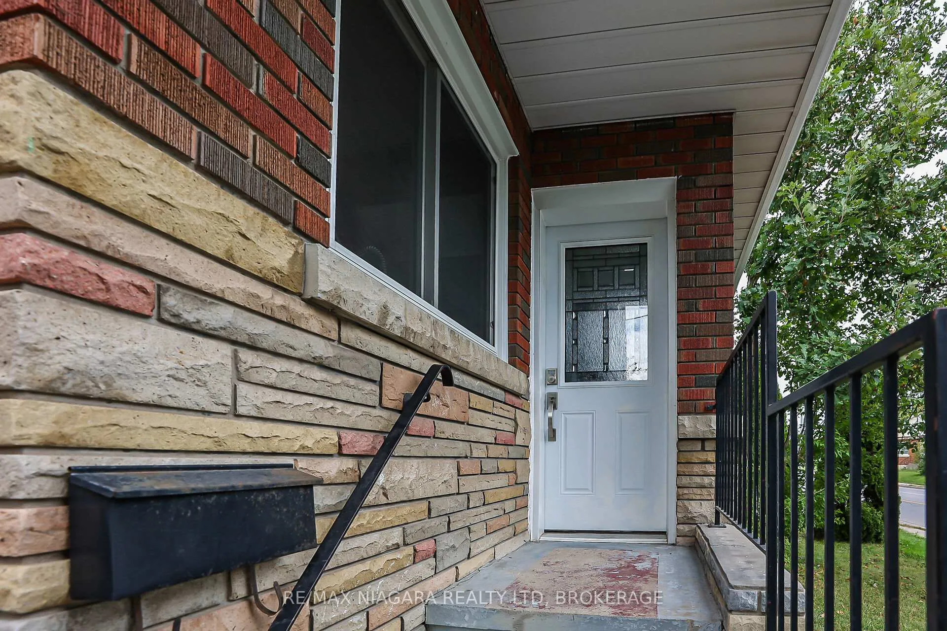 Photo 7 of 261 Vine Street, St. Catharines, Fairview — HOMEH