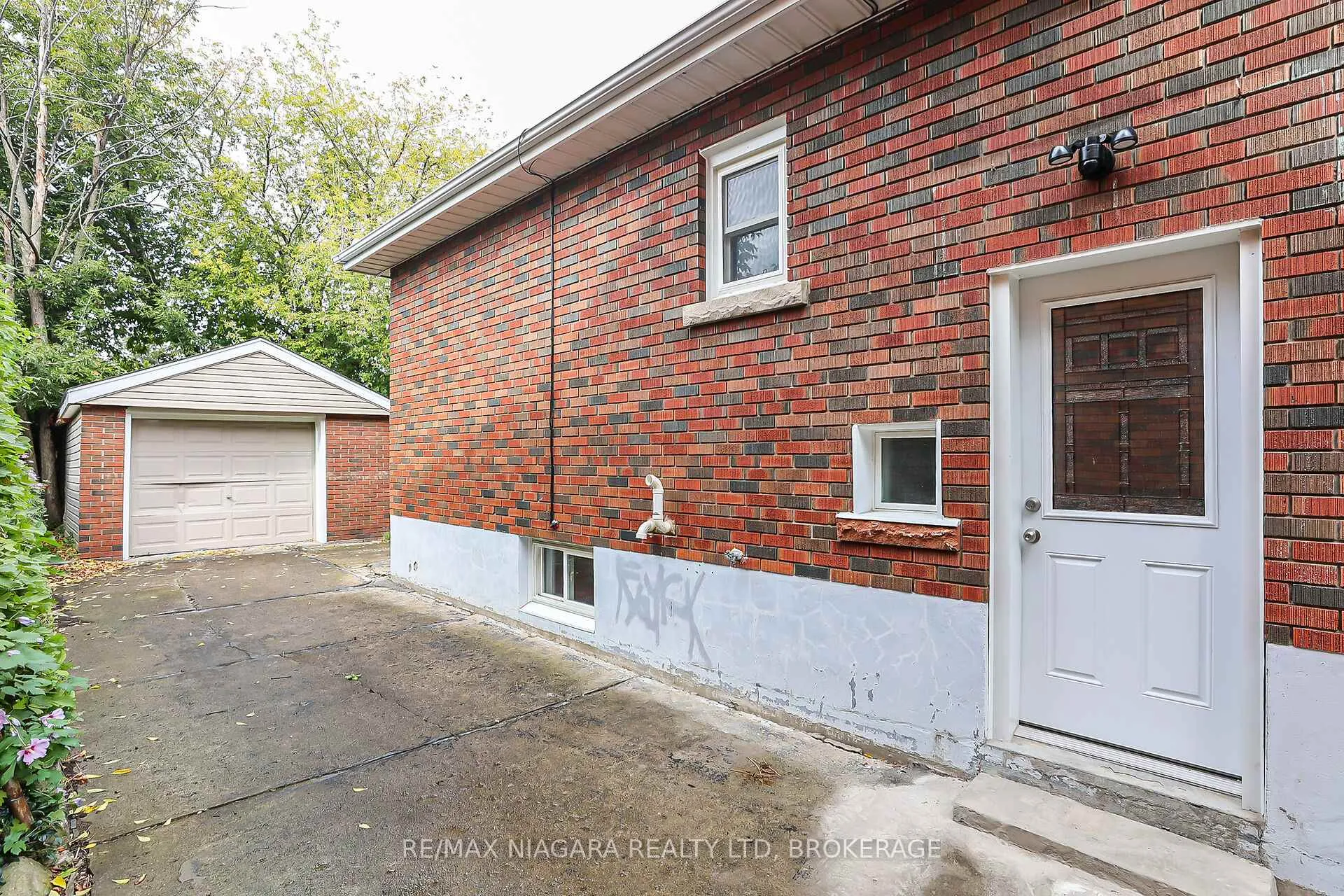 Photo 8 of 261 Vine Street, St. Catharines, Fairview — HOMEH