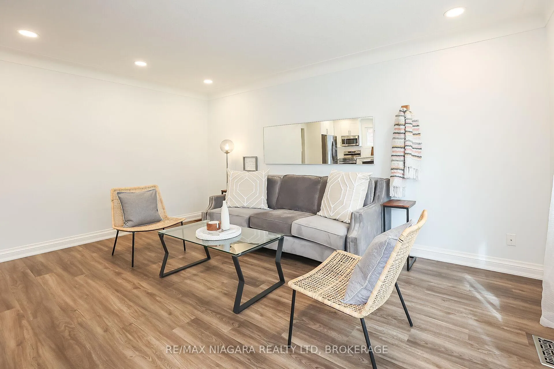 Photo 9 of 261 Vine Street, St. Catharines, Fairview — HOMEH