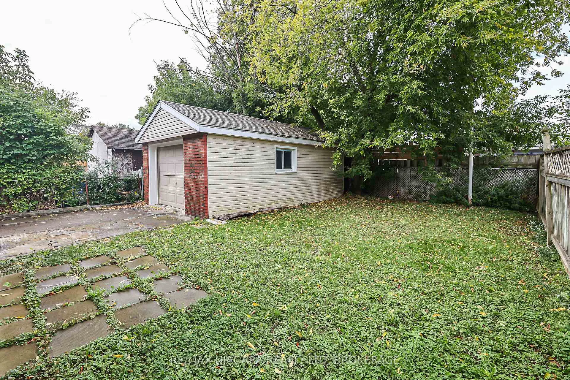 Photo 13 of 261 Vine Street, St. Catharines, Fairview — HOMEH