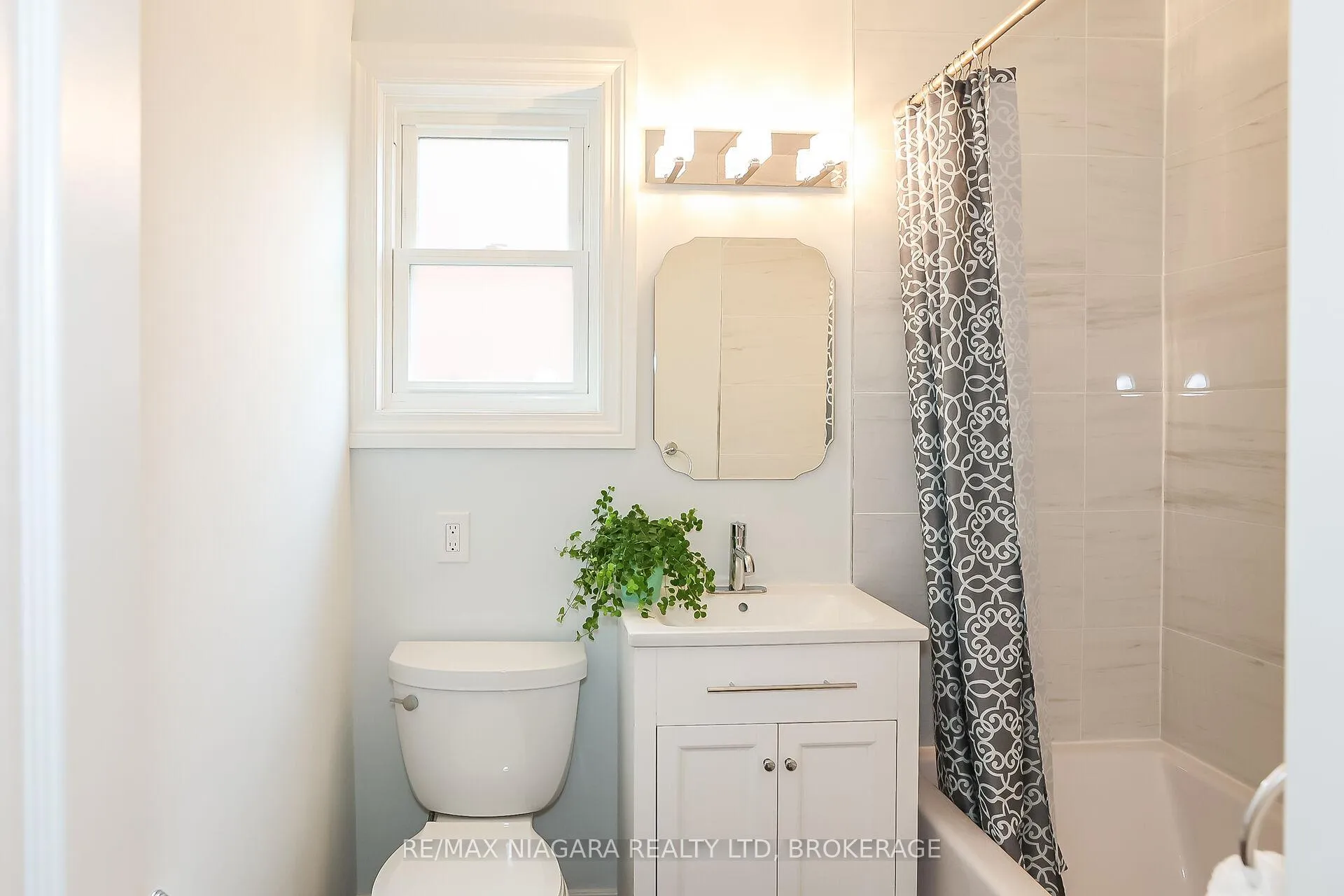 Photo 25 of 261 Vine Street, St. Catharines, Fairview — HOMEH