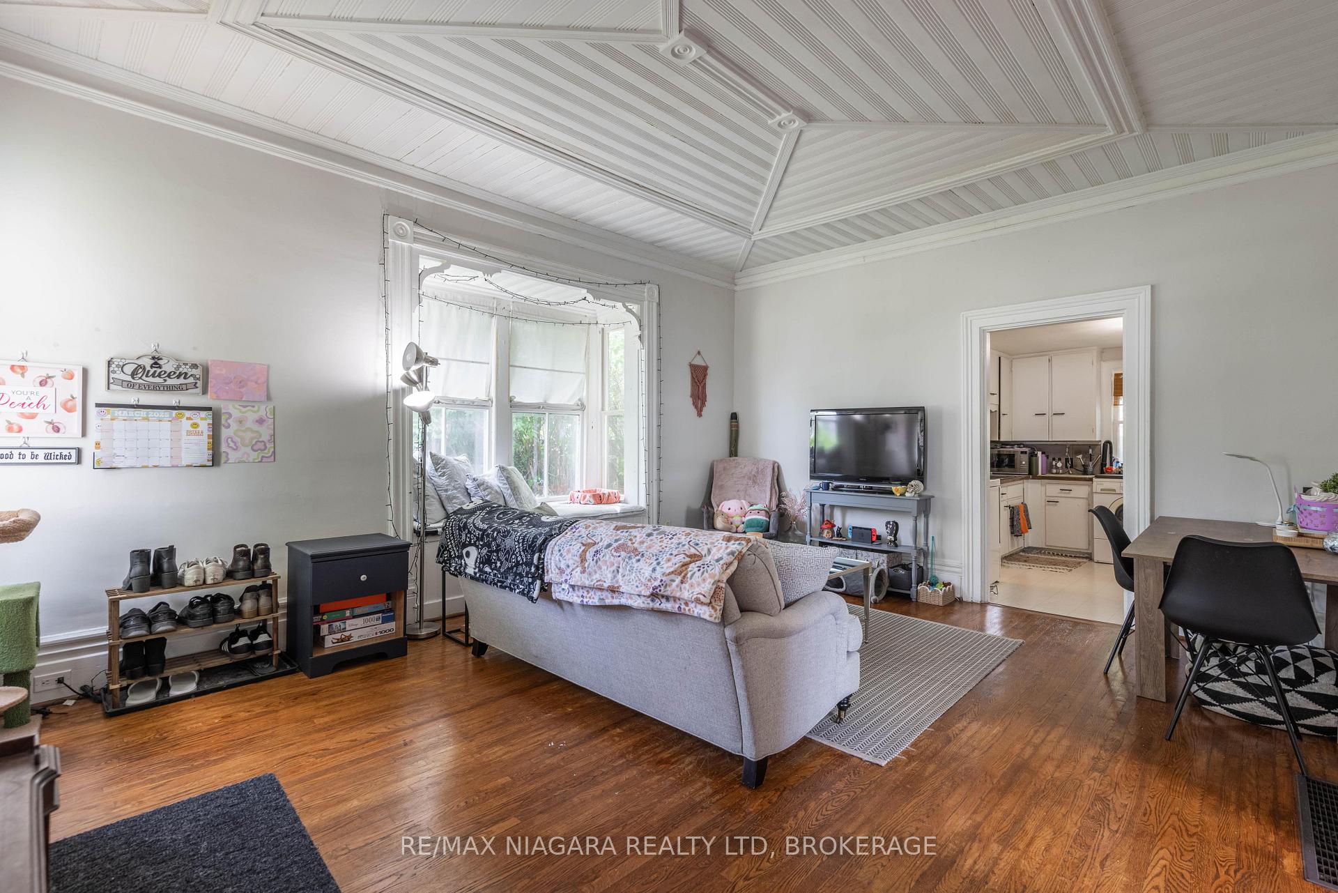 Photo 10 of 40 Dacotah Street, St. Catharines, Downtown — HOMEH