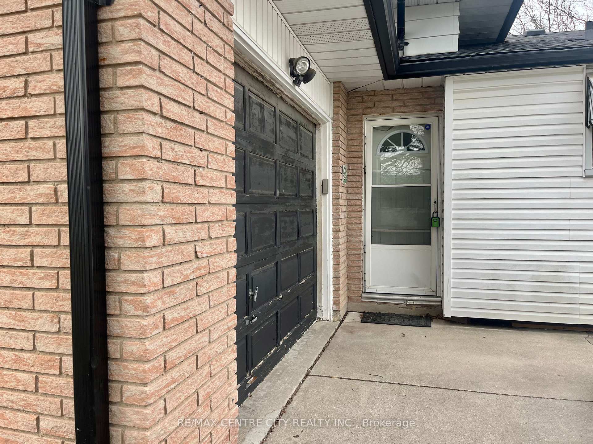 Photo 2 of 154 Fairview Avenue, St. Thomas — HOMEH