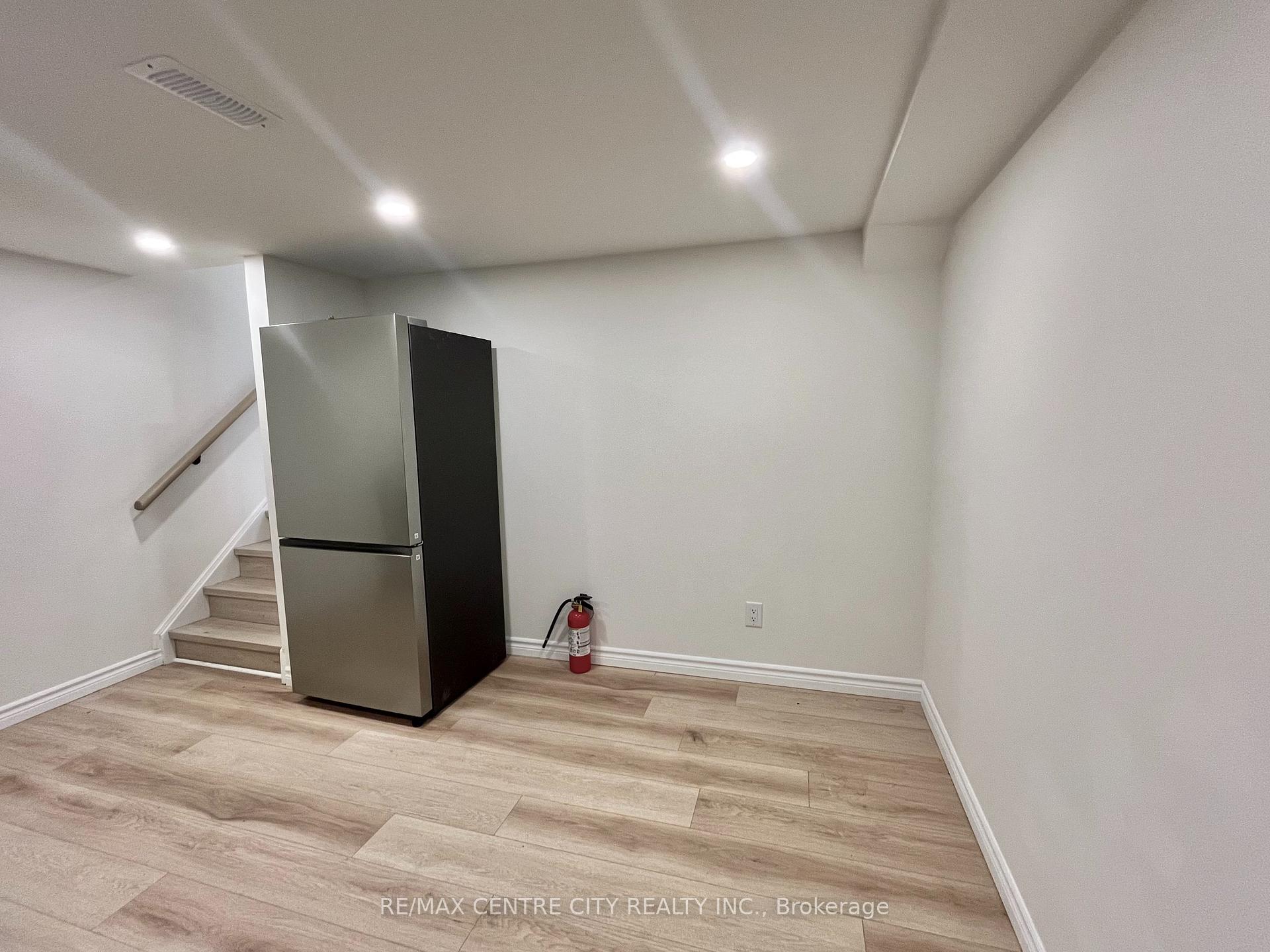 Photo 11 of 154 Fairview Avenue, St. Thomas — HOMEH
