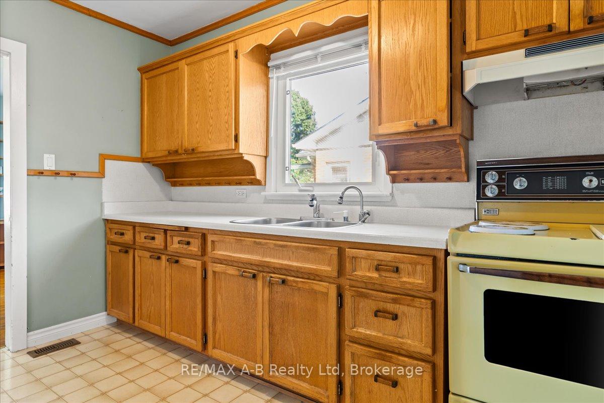 Photo 10 of 75 Youngs Street, Stratford — HOMEH