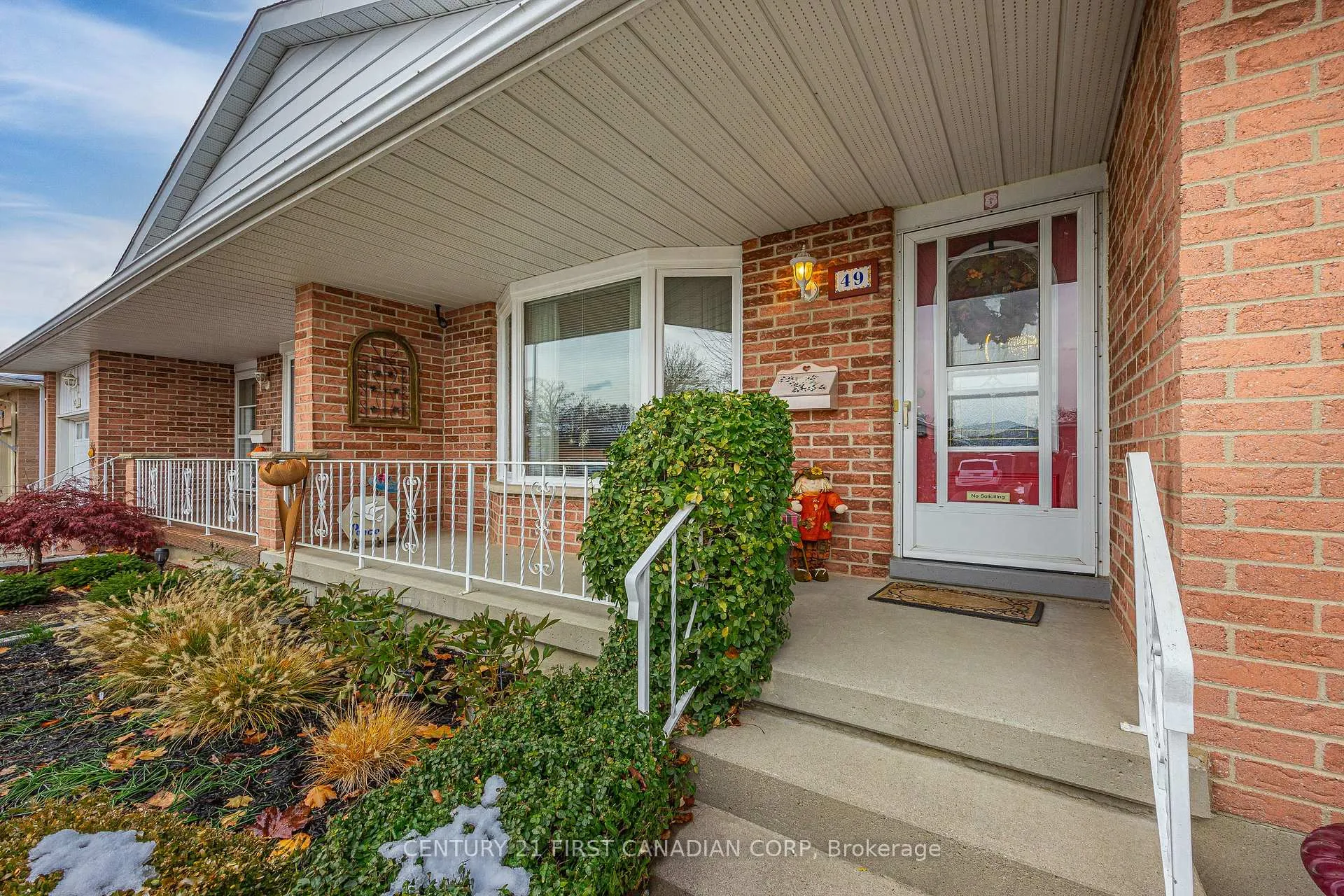 Photo 3 of 49 Bonnie Place, St. Thomas — HOMEH