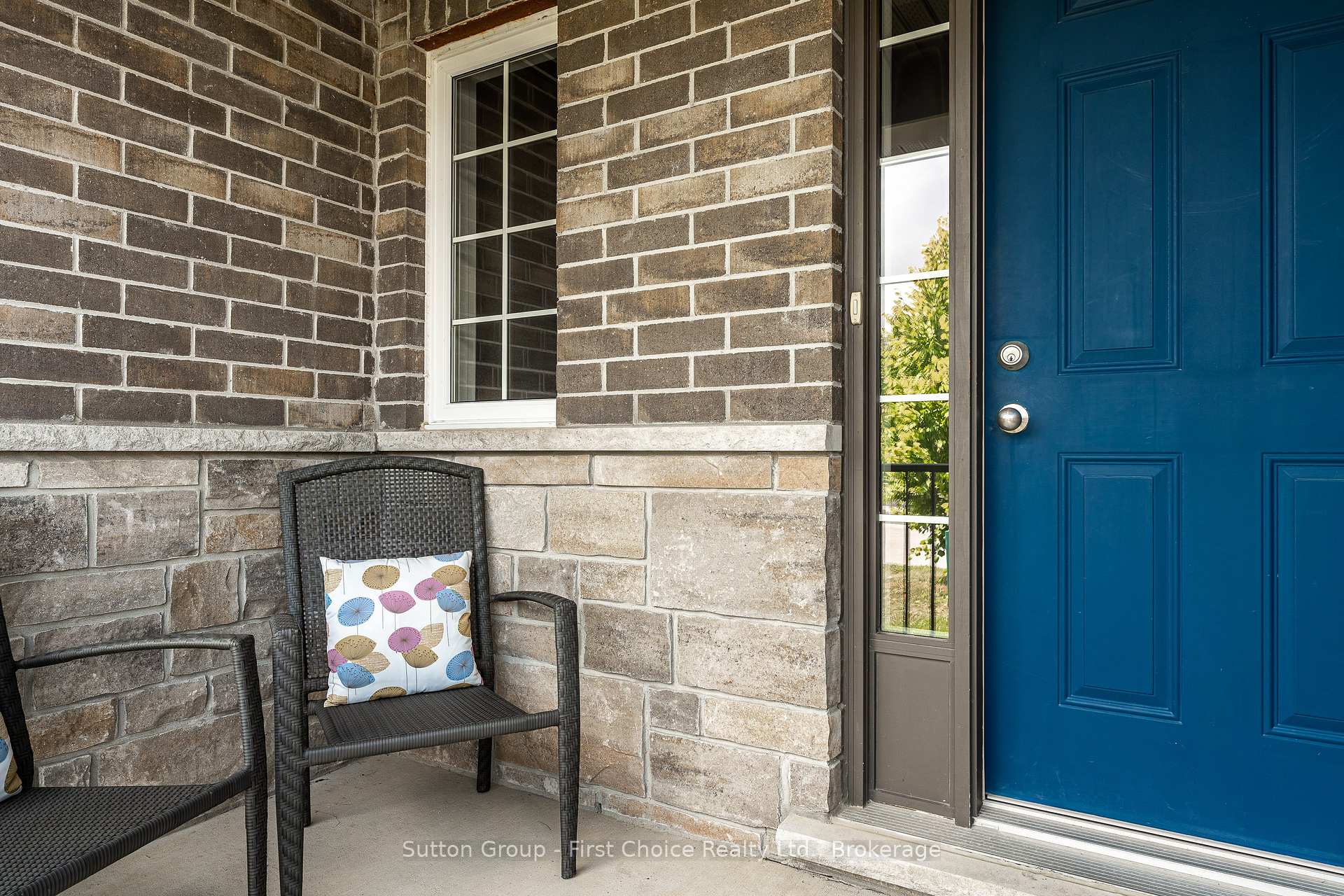 Photo 2 of 6 Robertson Drive, Stratford — HOMEH
