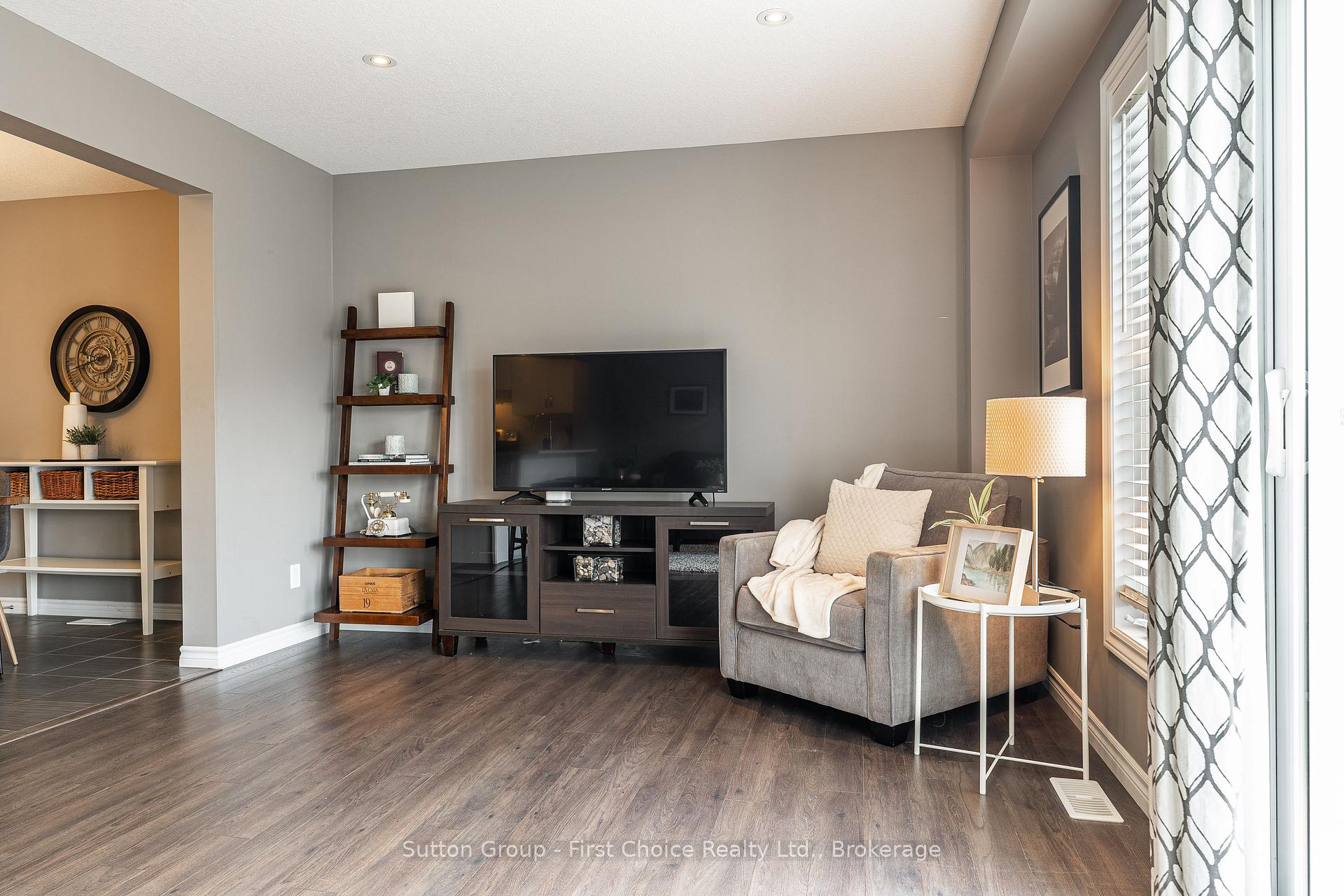 Photo 12 of 6 Robertson Drive, Stratford — HOMEH