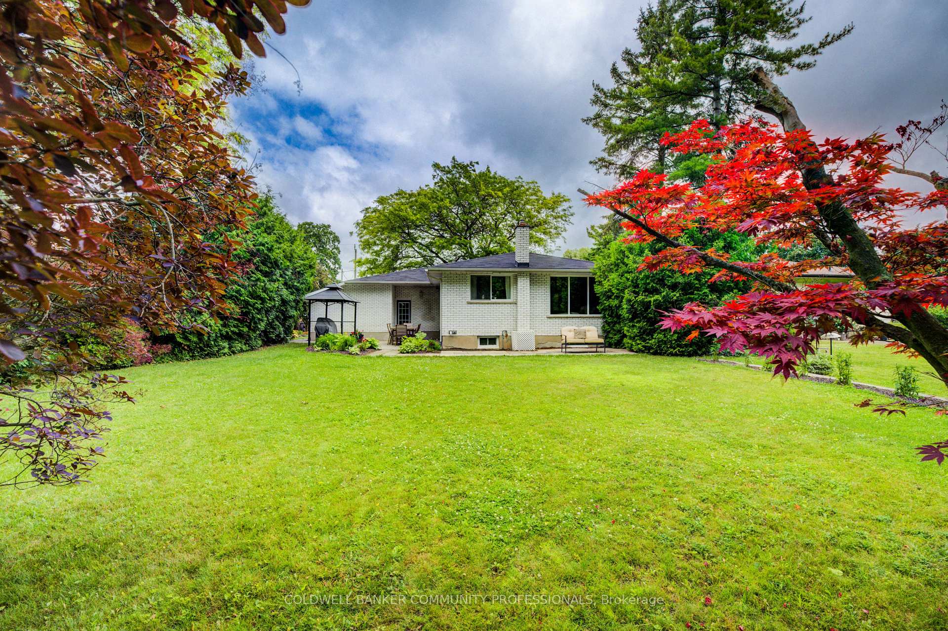 Photo 2 of 18 Rosemore Road, St. Catharines, Rykert/Vansickle — HOMEH