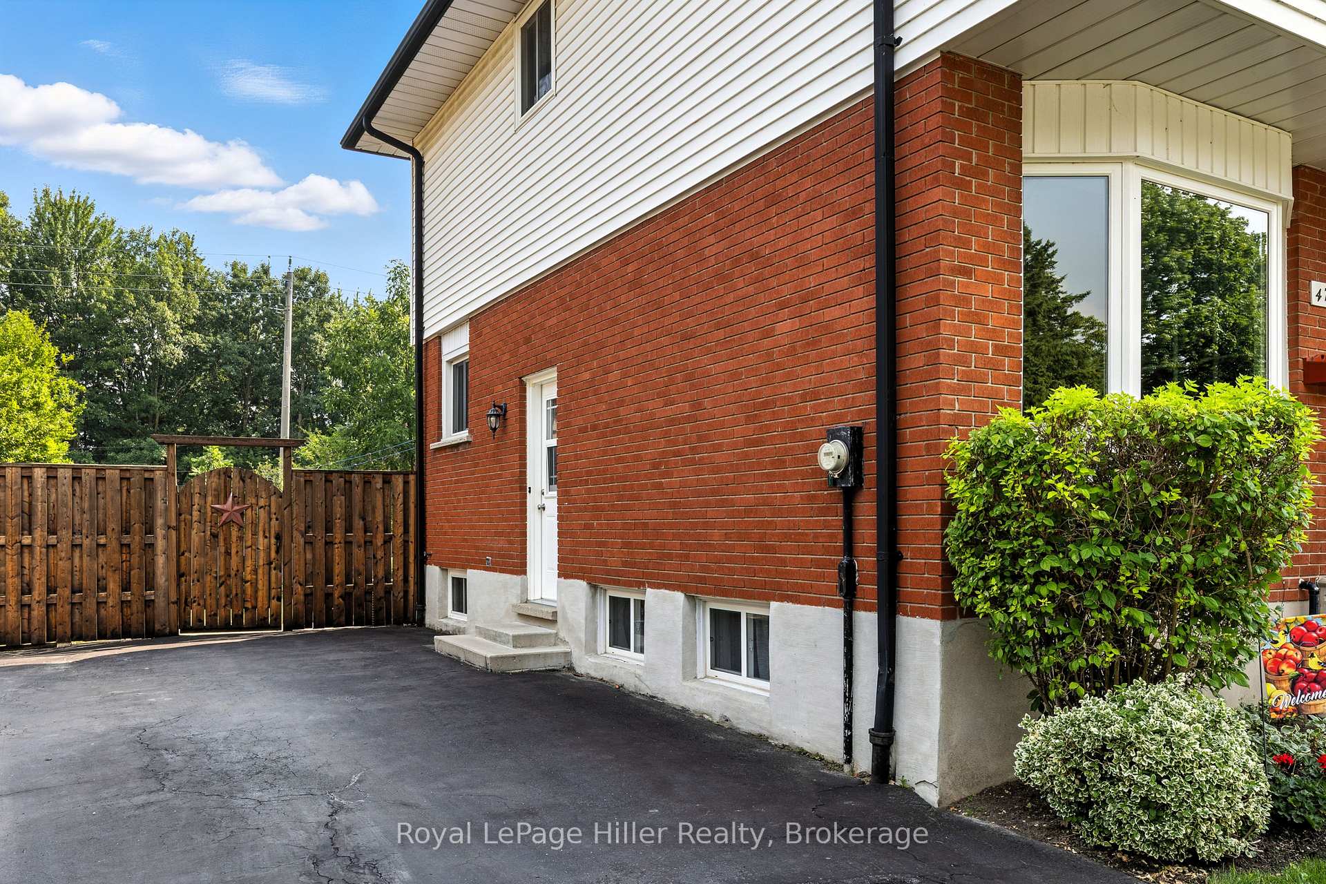 Photo 4 of 47 Kemp Crescent, Stratford — HOMEH